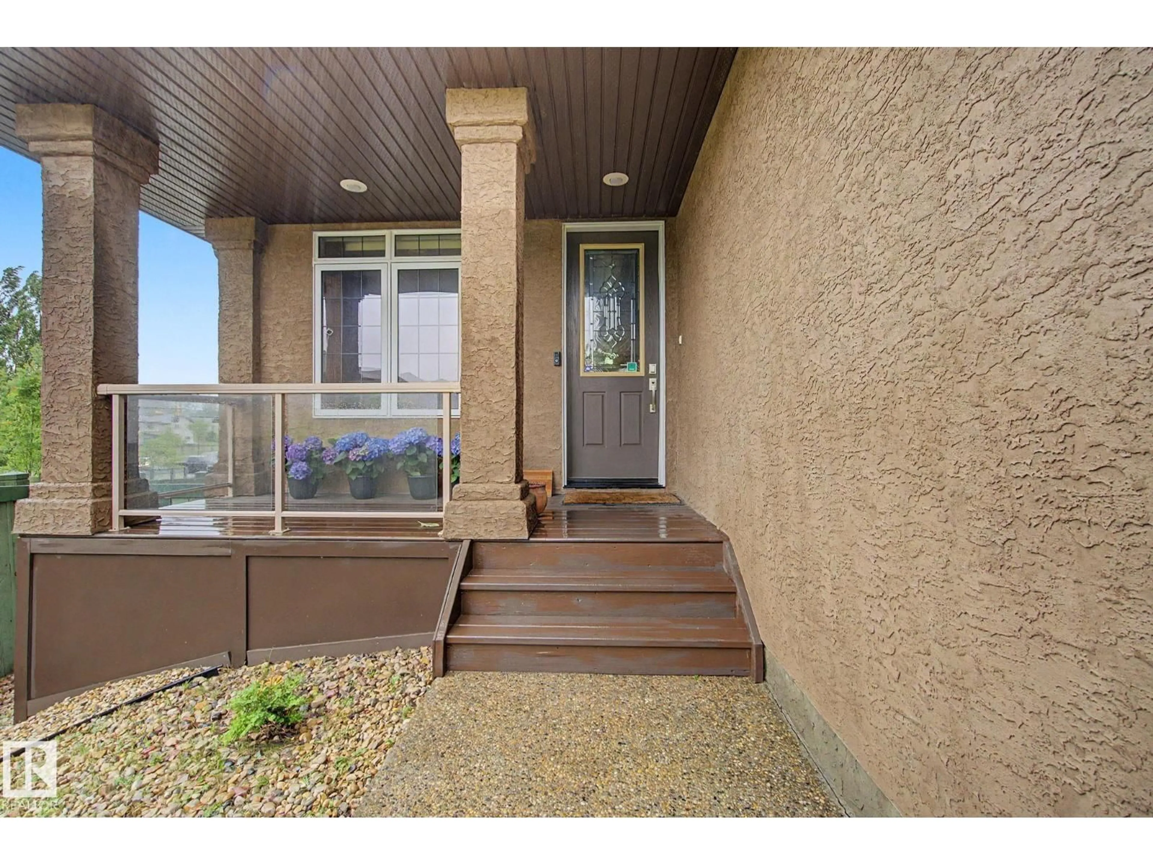Indoor entryway for 20703 90 AV, Edmonton Alberta T5T1T4