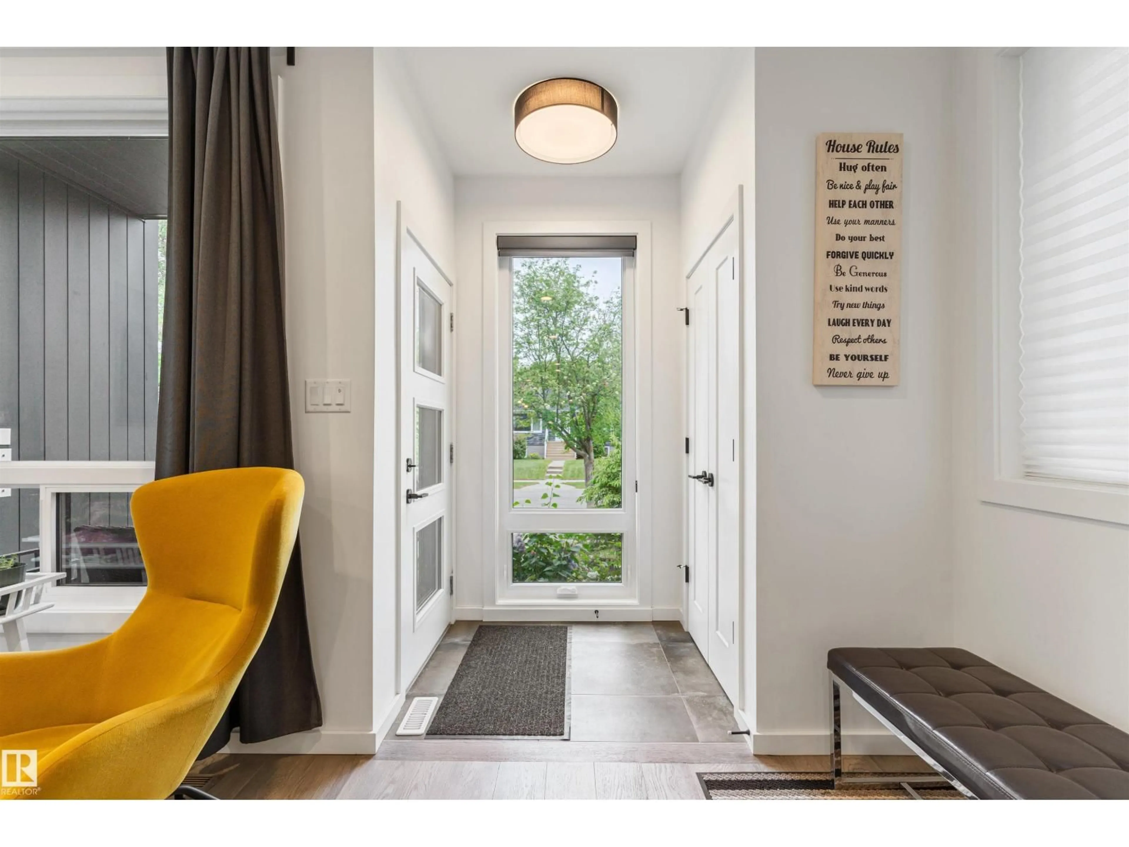 Indoor entryway for 9124 73 AV, Edmonton Alberta T6E1A6