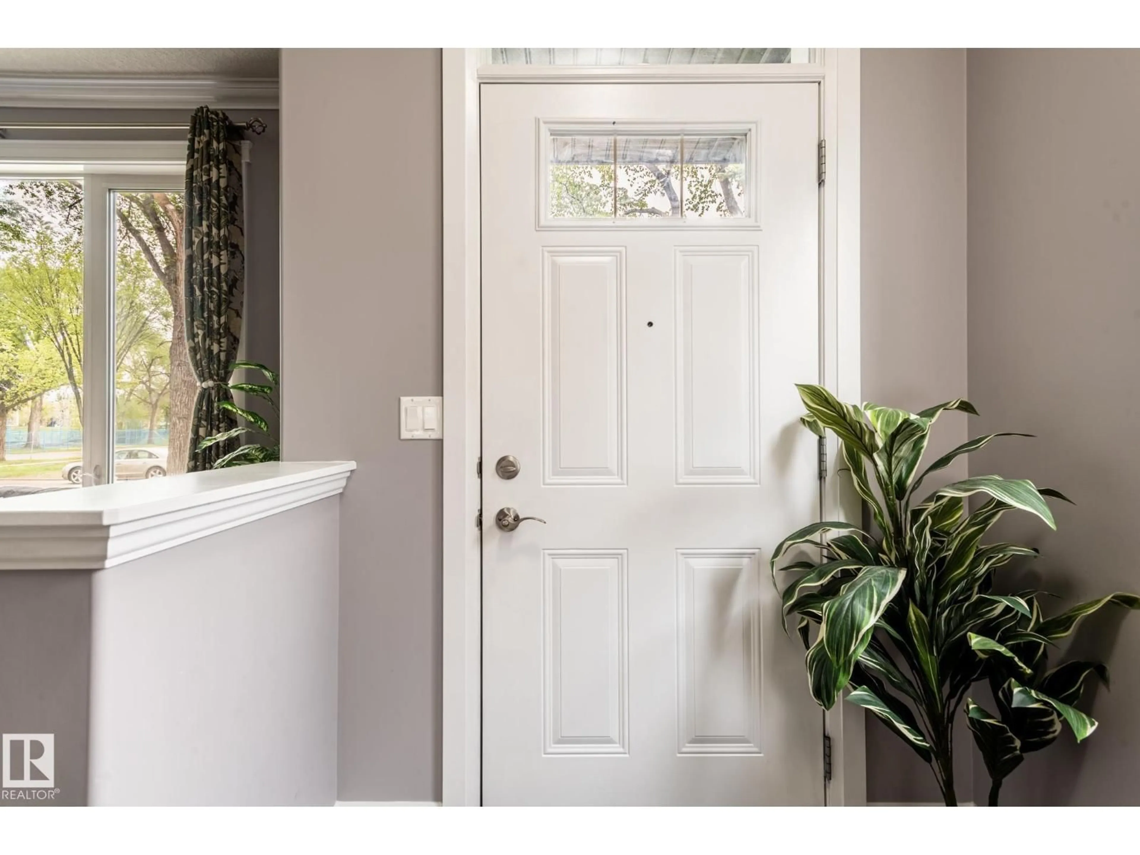Indoor entryway for NW - 12042 101 ST, Edmonton Alberta T5G2C1