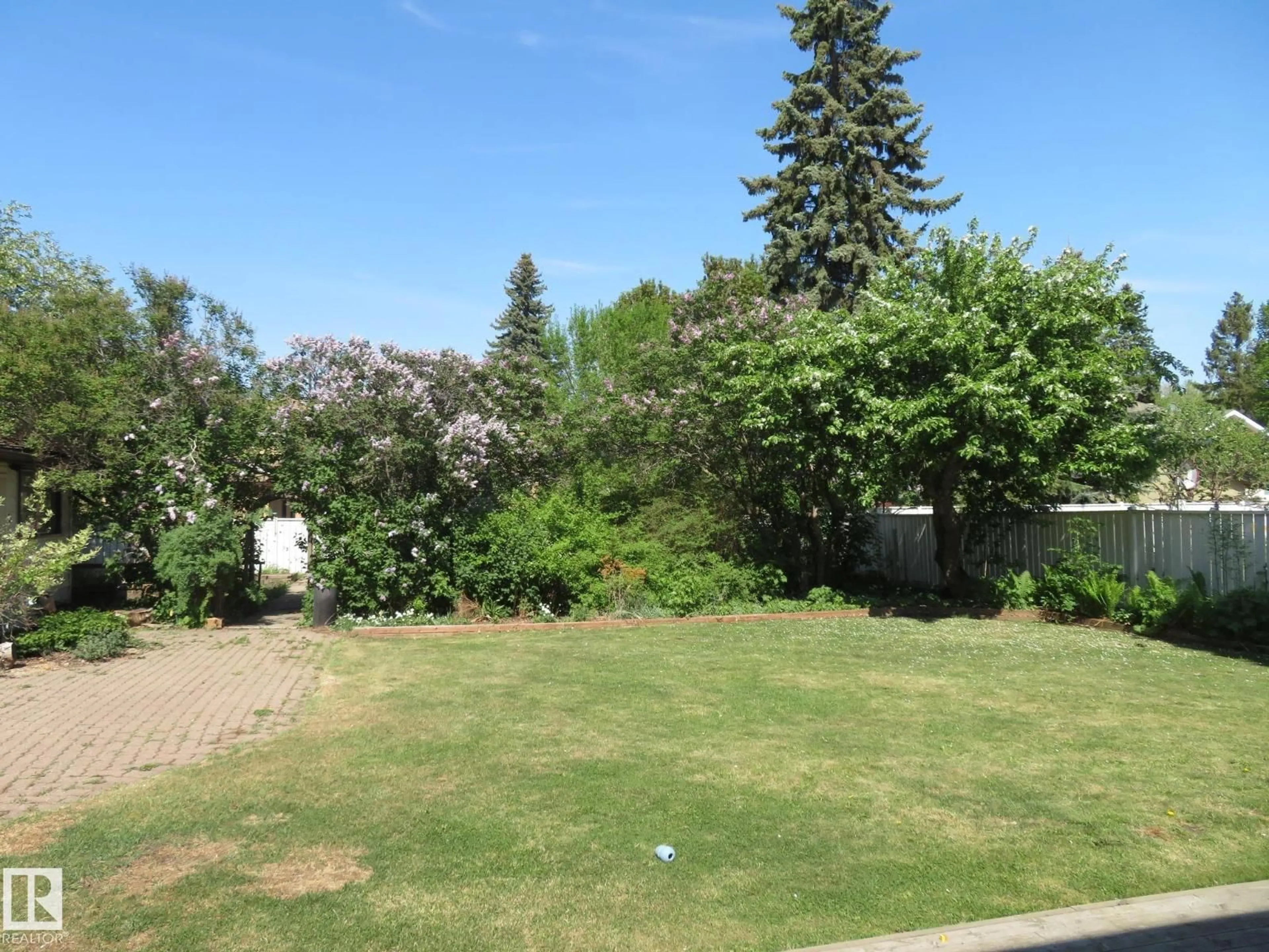 A pic from outside/outdoor area/front of a property/back of a property/a pic from drone, unknown for 10720 57 AV, Edmonton Alberta T6H0Y6