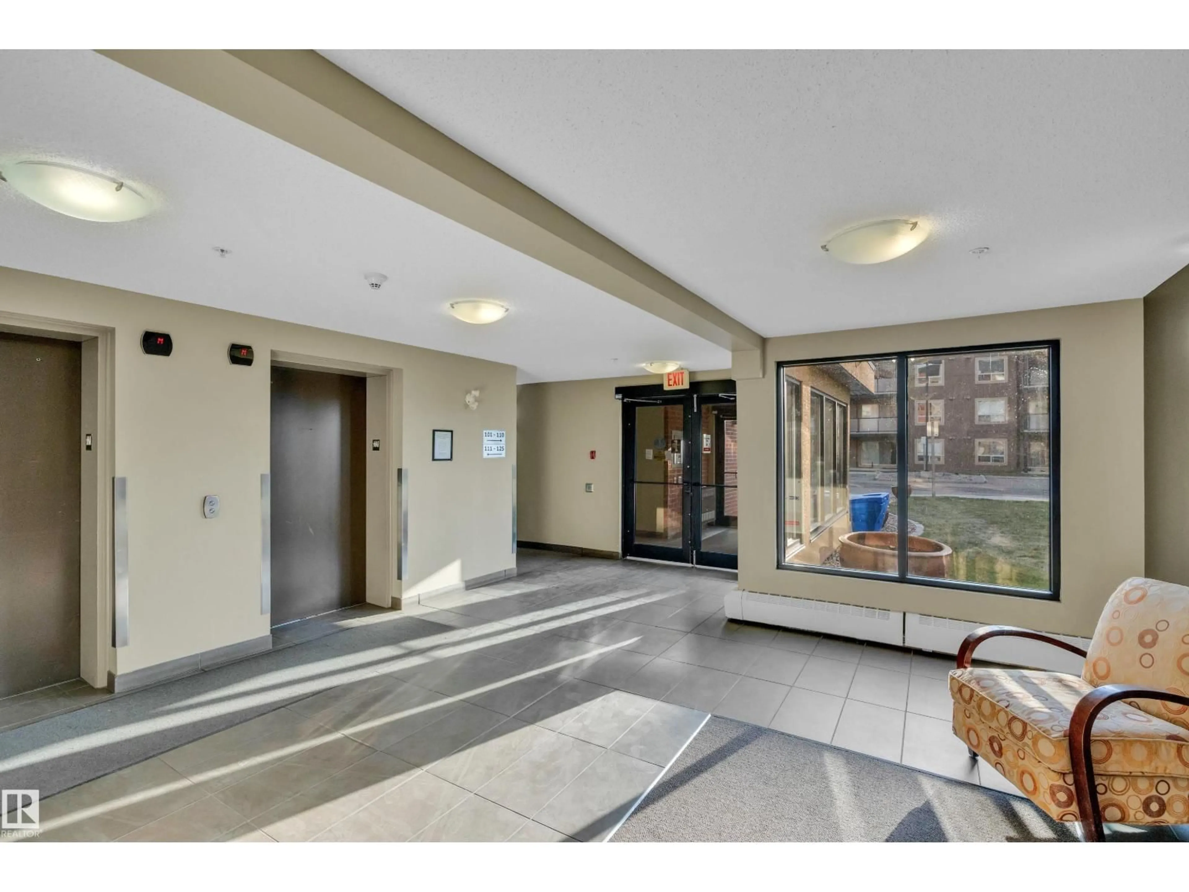 Indoor foyer for 305 - 13907 136 ST, Edmonton Alberta T6V1Y5