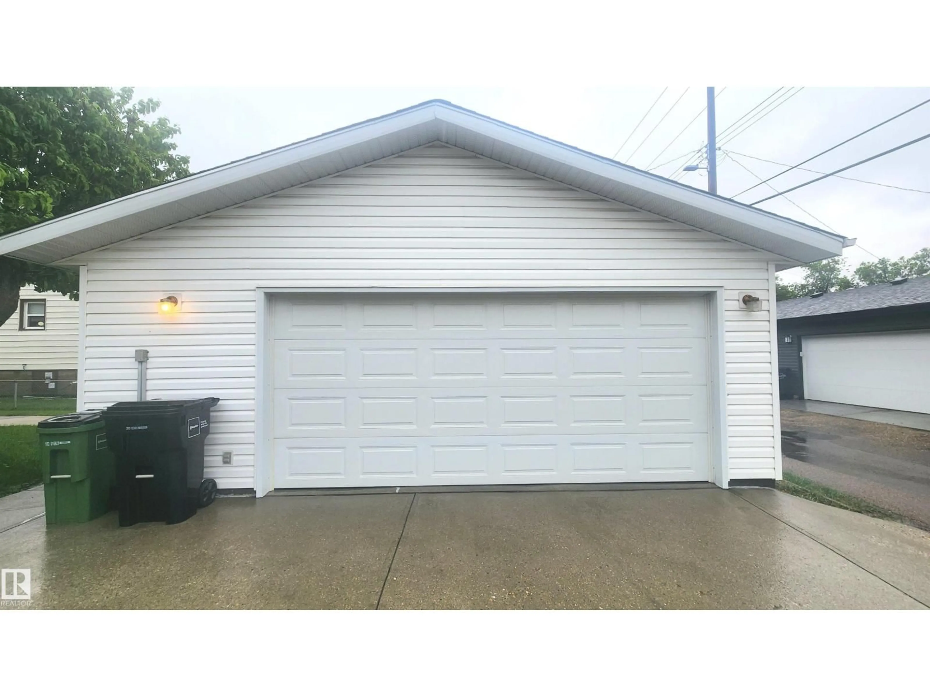 Indoor garage for 8824 90 ST, Edmonton Alberta T6C0M1
