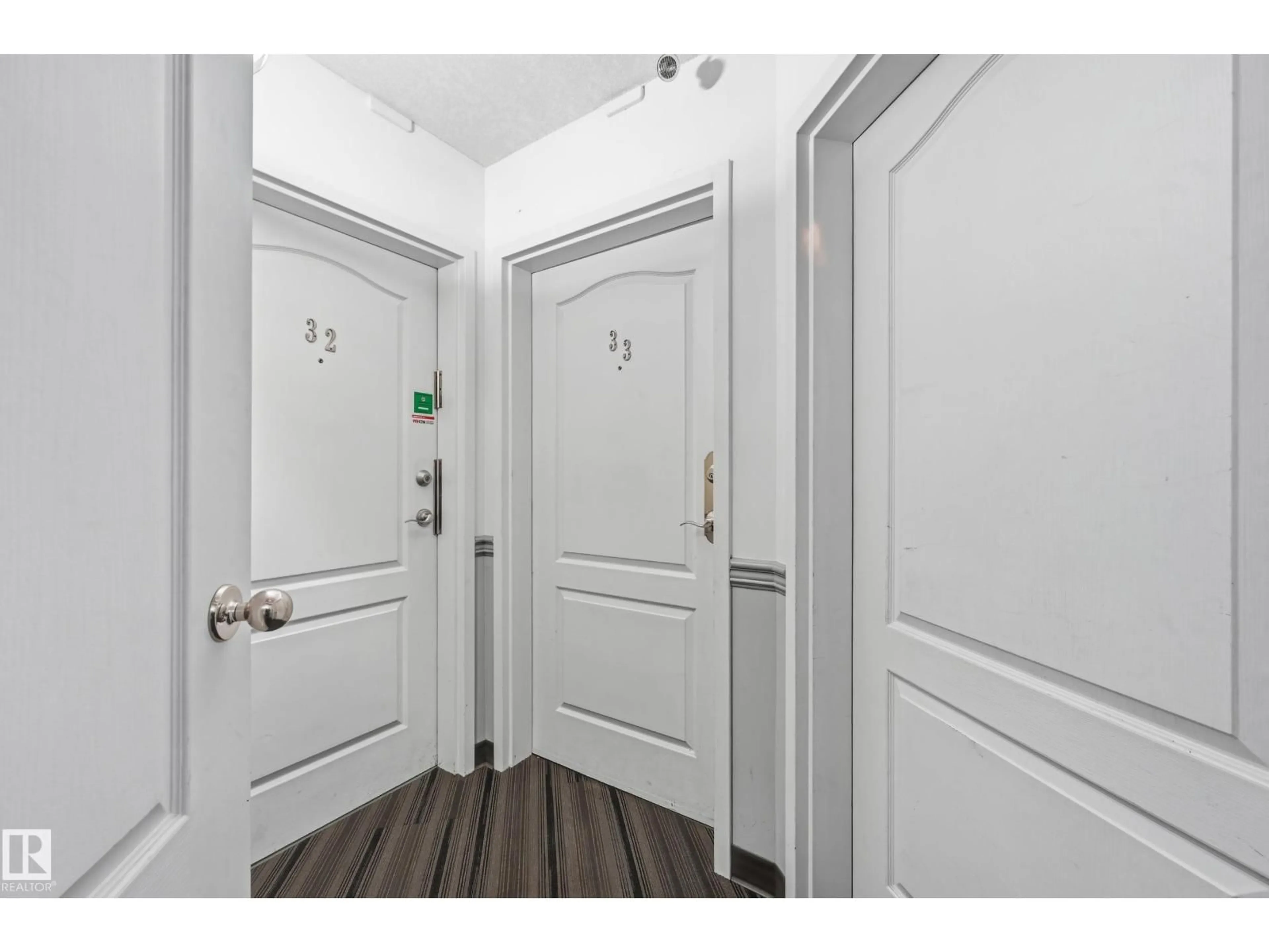 Indoor entryway for 33 9914 80 AV NW, Edmonton Alberta T6E6L6