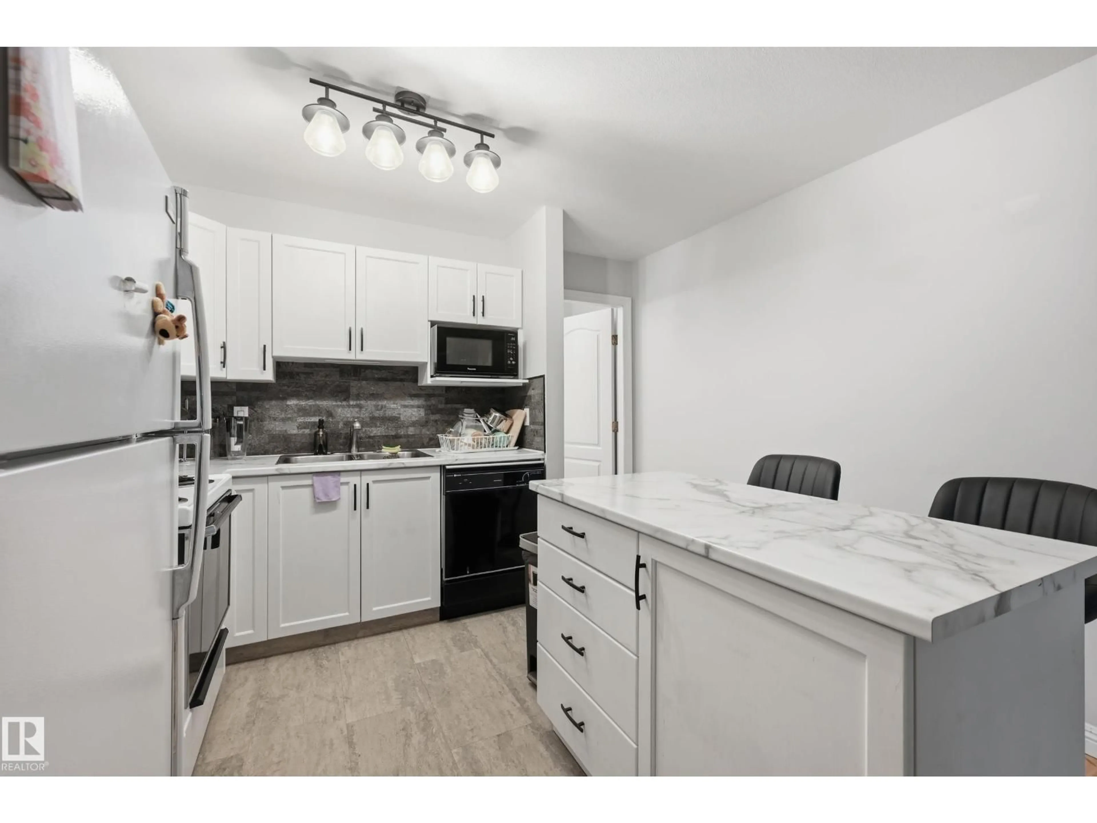 Standard kitchen, unknown for 33 9914 80 AV NW, Edmonton Alberta T6E6L6