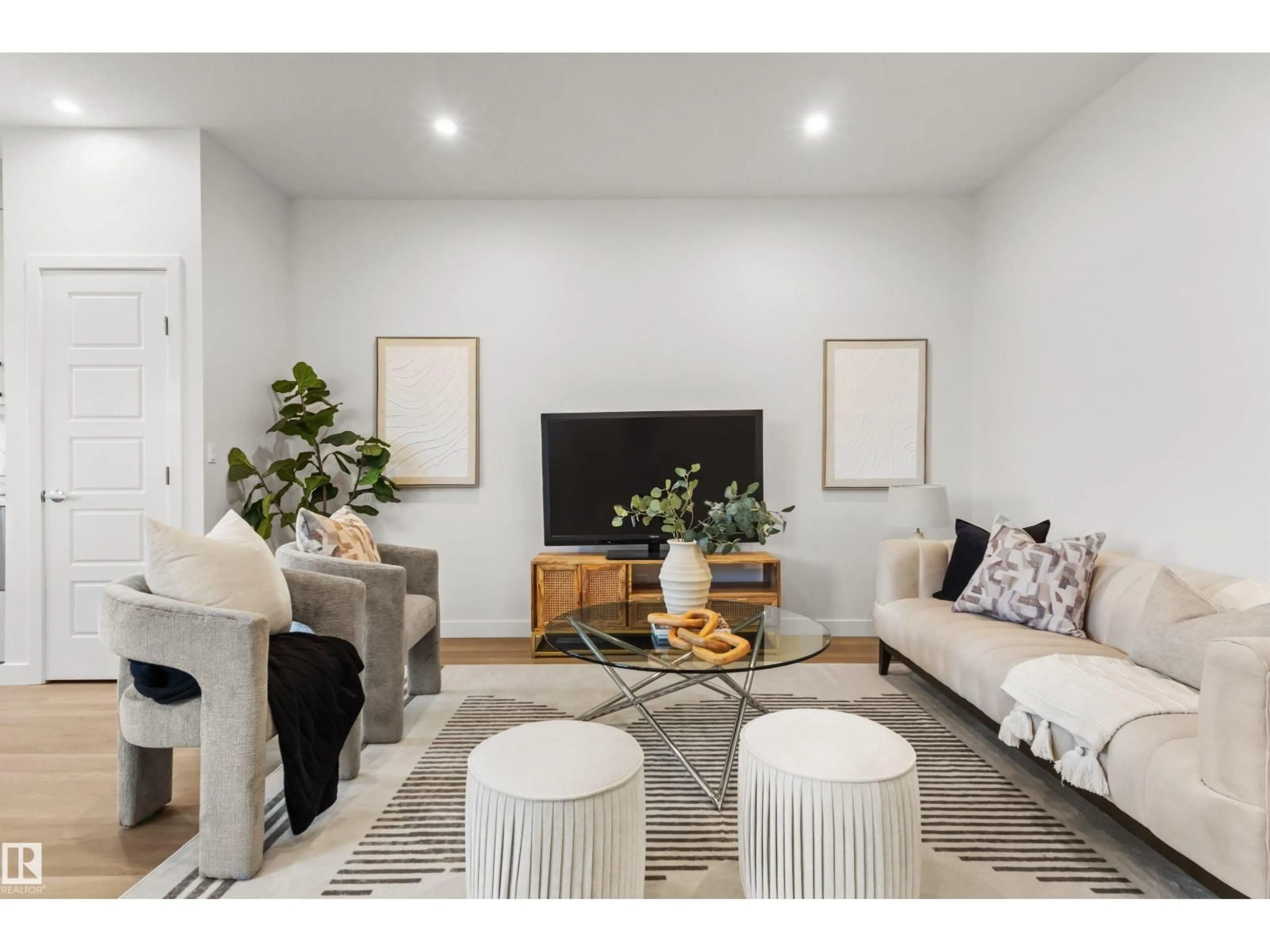 Living room with furniture, unknown for SW - 5730 HAWTHORN CM, Edmonton Alberta T6X3K8