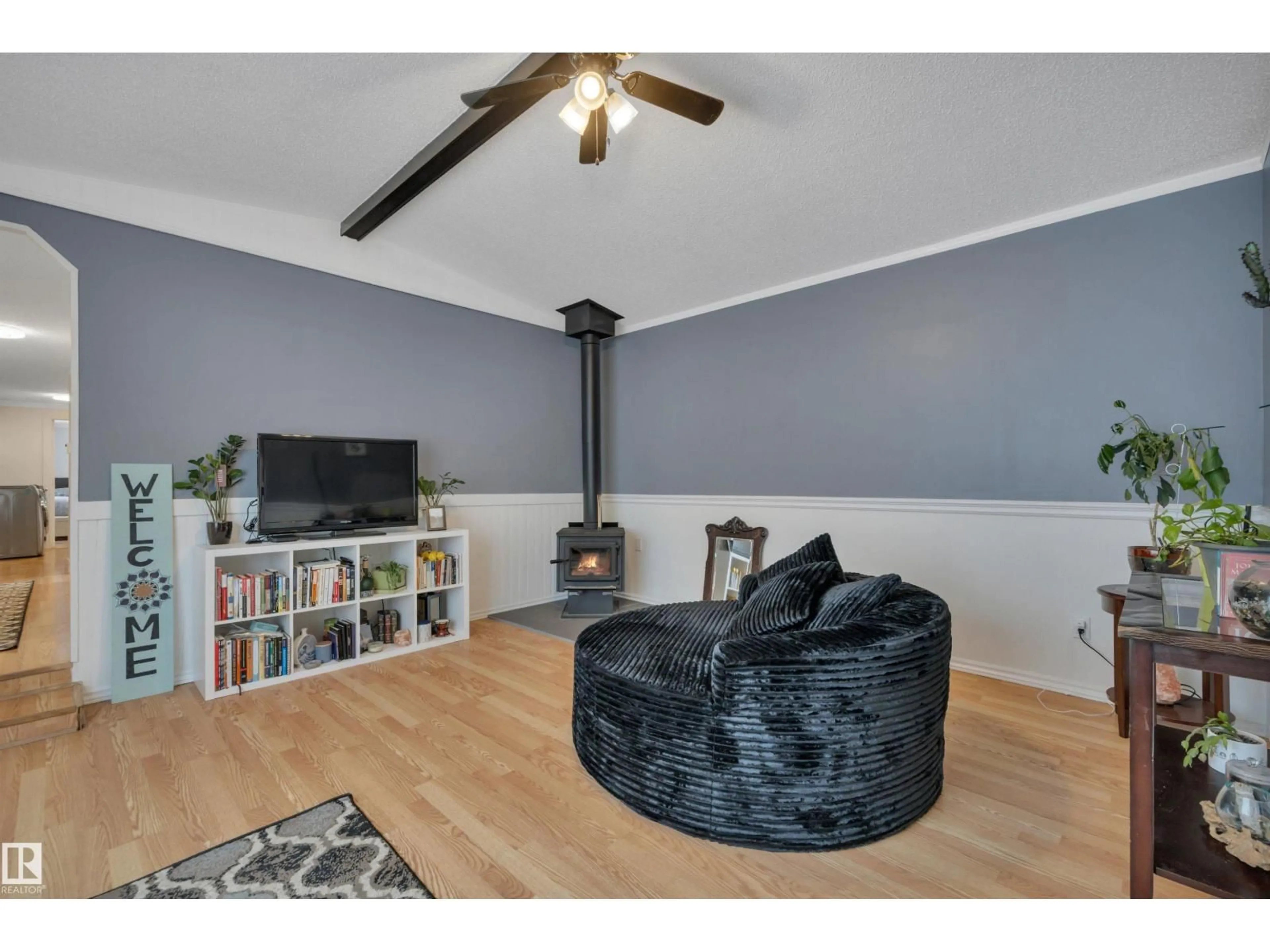 Living room with furniture, wood/laminate floor for 140 EVERGREEN PA, Edmonton Alberta T5Y4M2