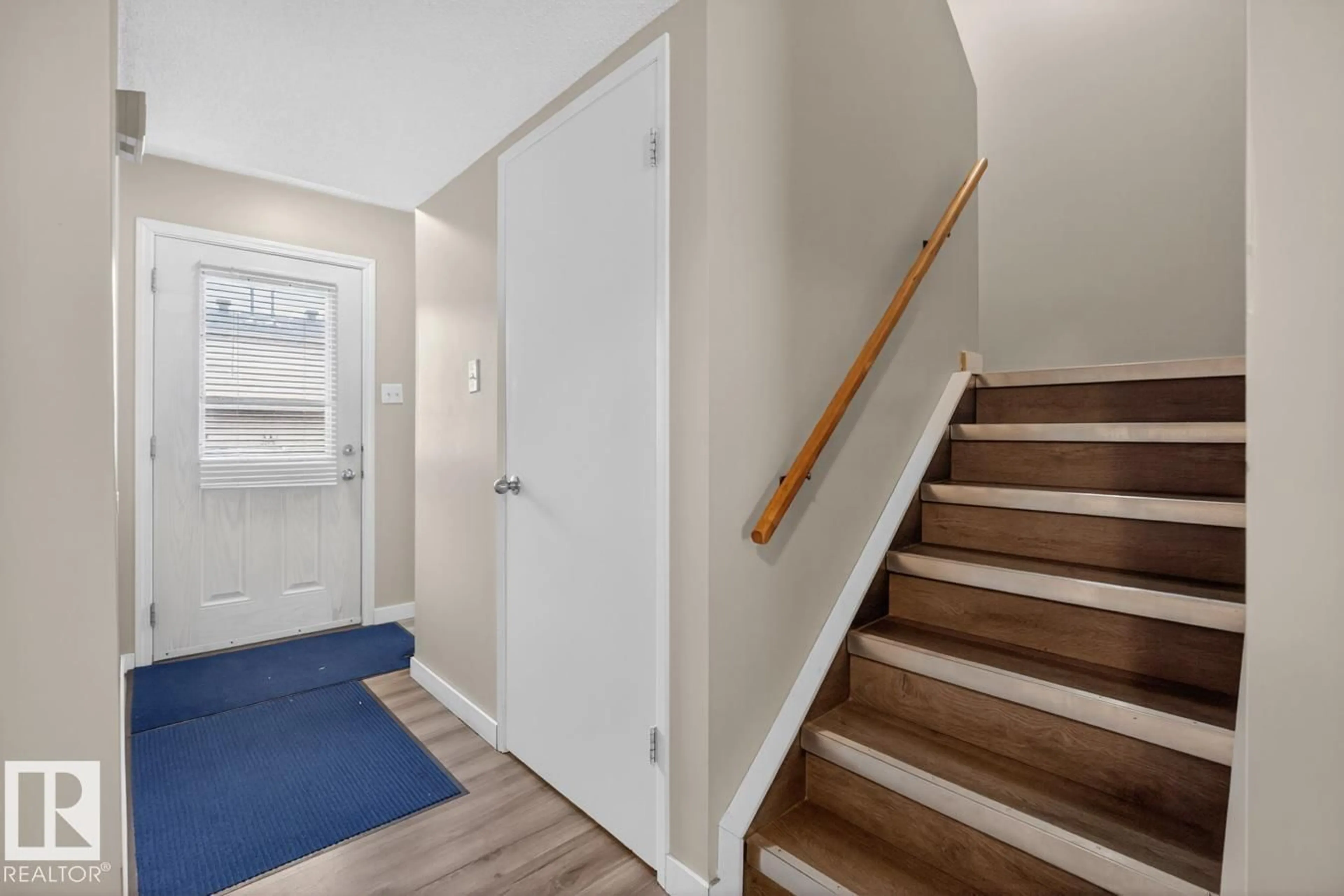 Indoor entryway for 11368 139 AV, Edmonton Alberta T5X3L4