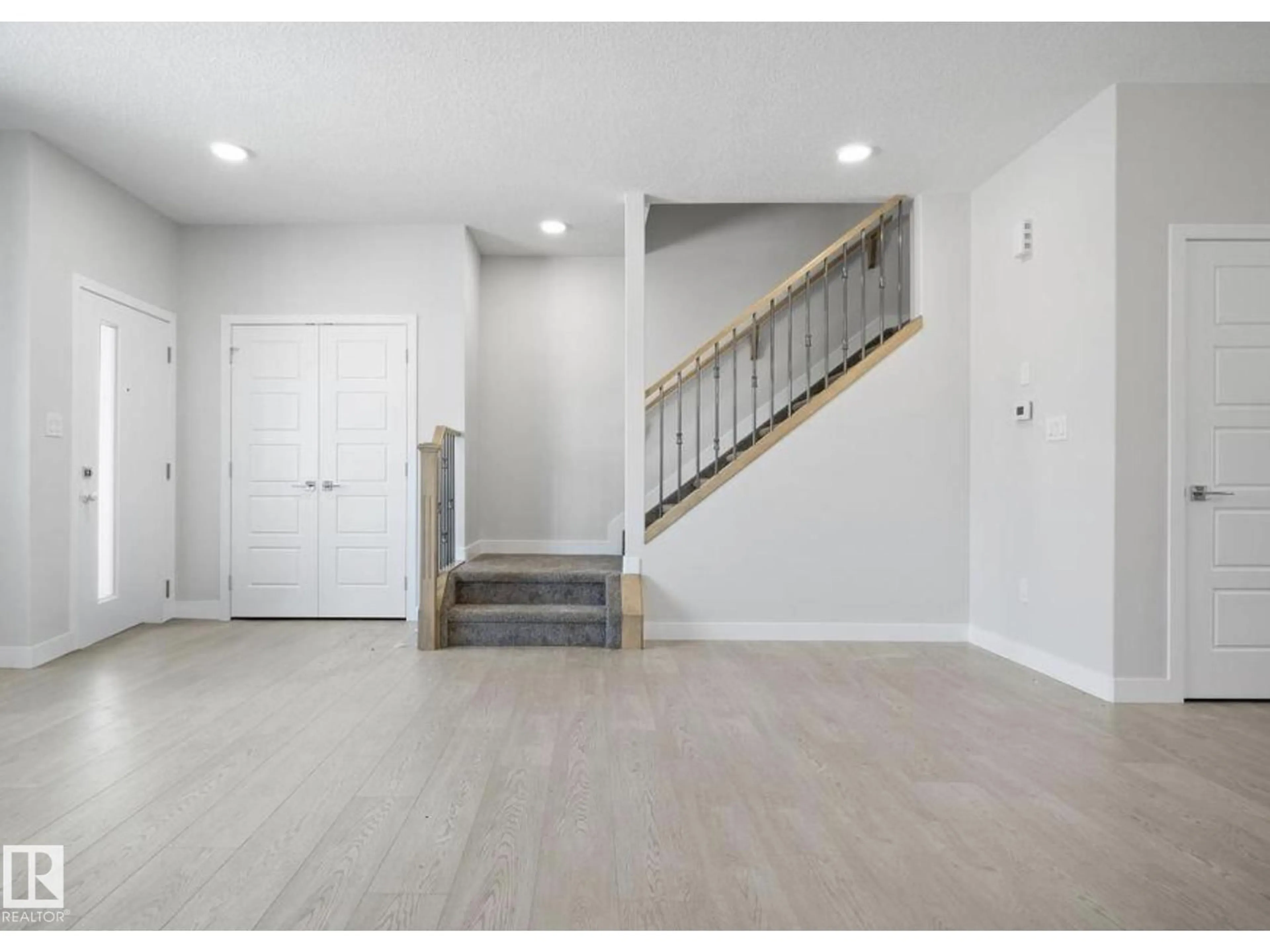 Indoor entryway for 1503 211 STREET, Edmonton Alberta T6M3P2