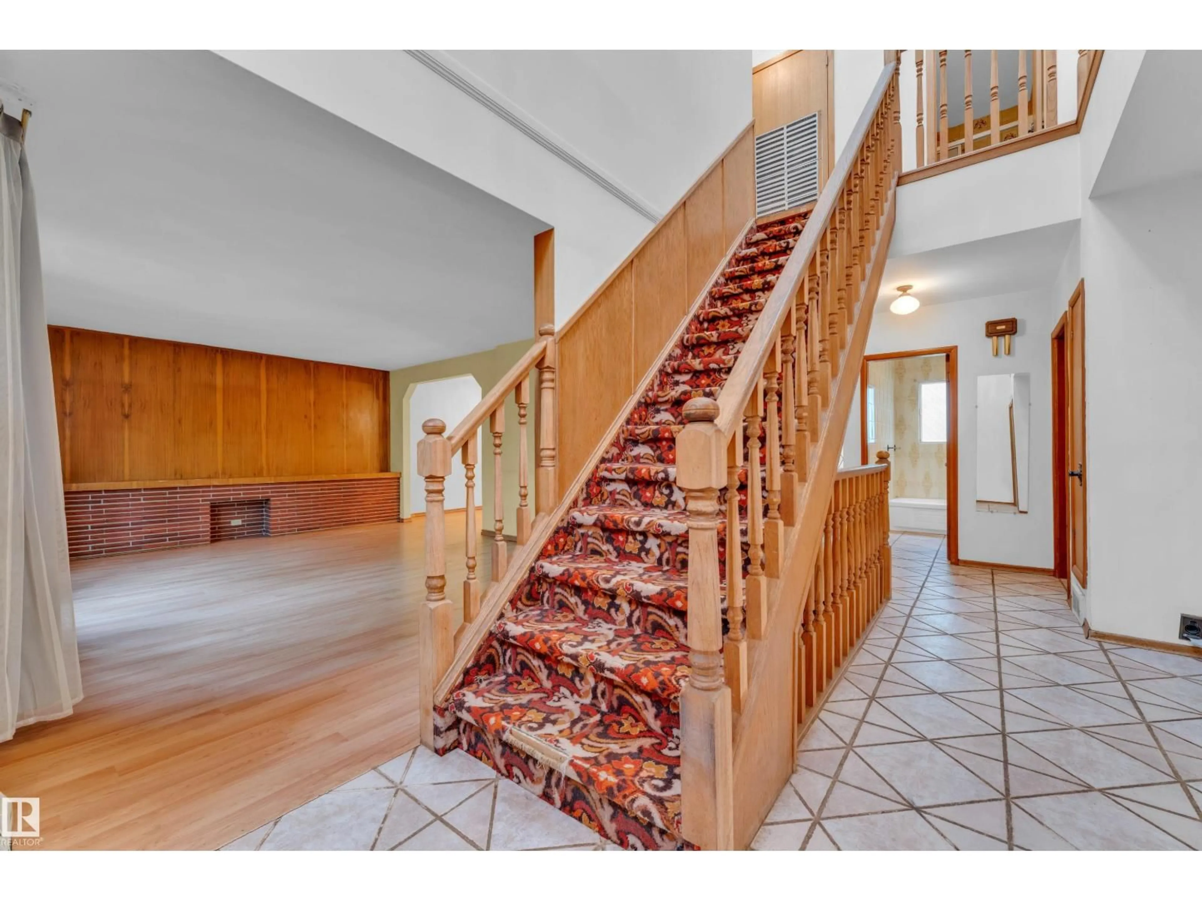 Indoor foyer for 10819 54 AV, Edmonton Alberta T6H0T8