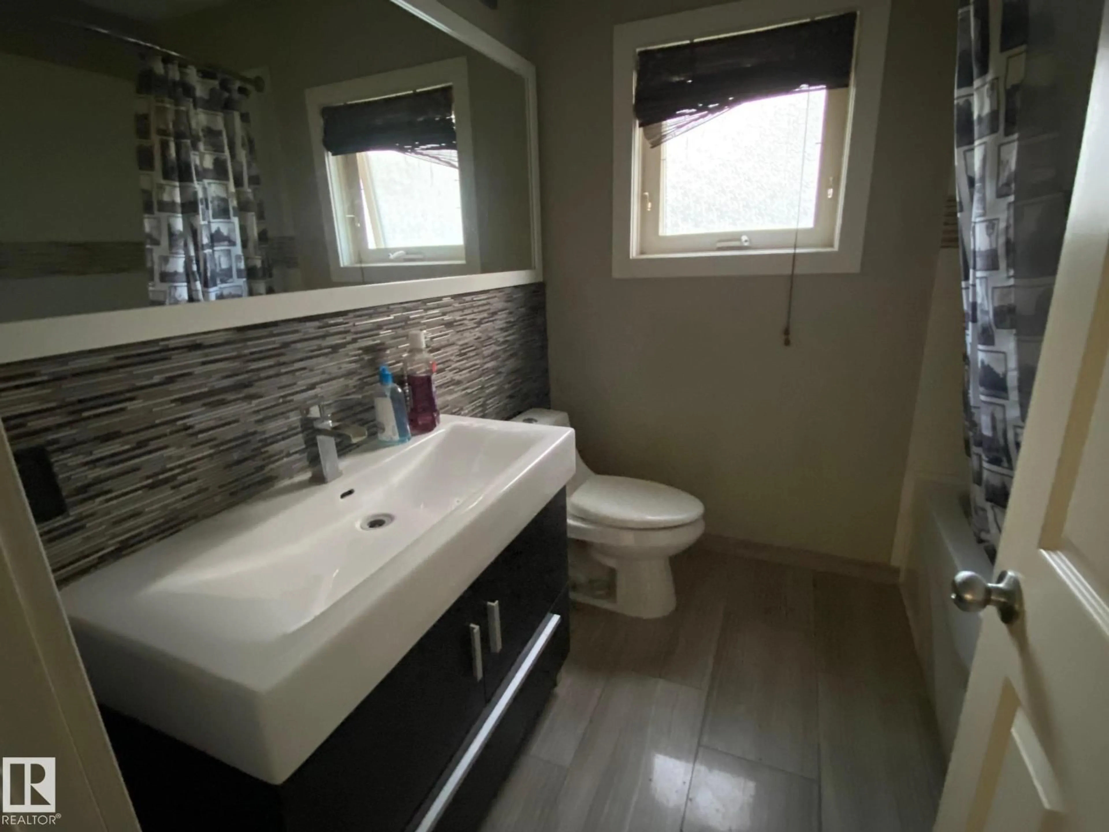 Standard bathroom, ceramic/tile floor for 9143 78 AV, Edmonton Alberta T6C0N9