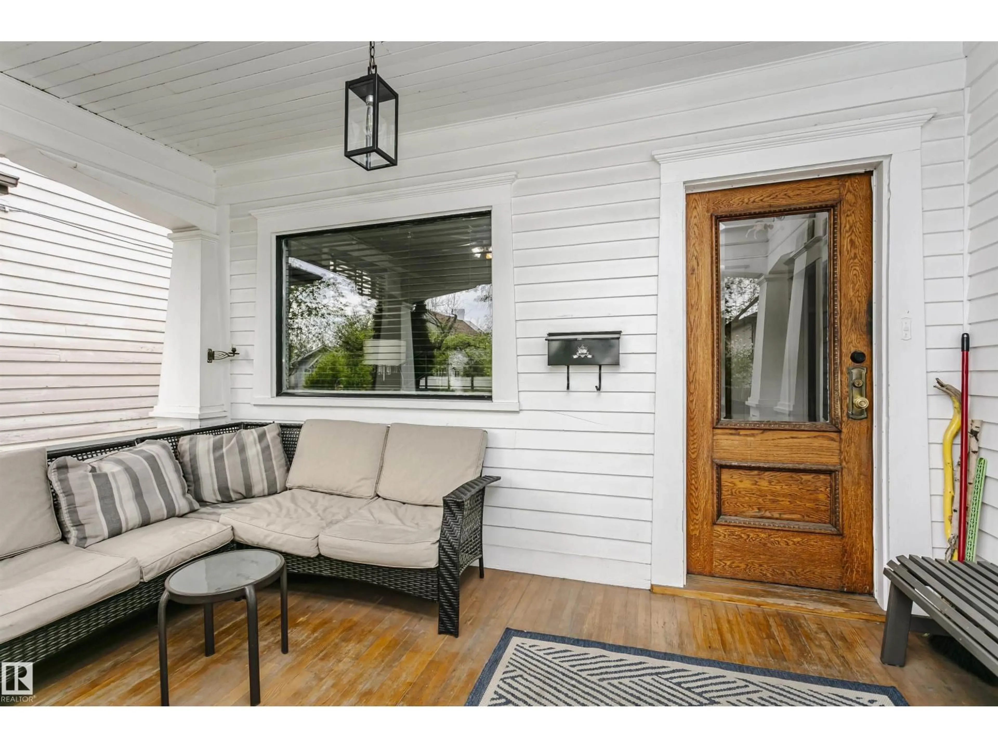 Indoor entryway for 11616 94 ST, Edmonton Alberta T5G1H8