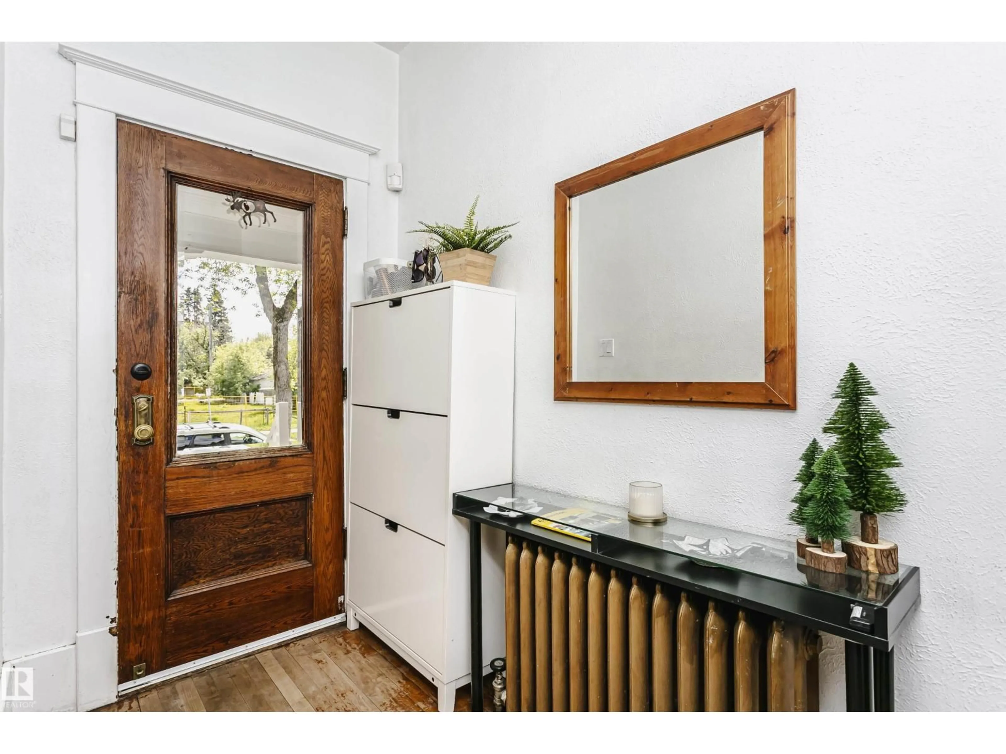Indoor entryway for 11616 94 ST, Edmonton Alberta T5G1H8