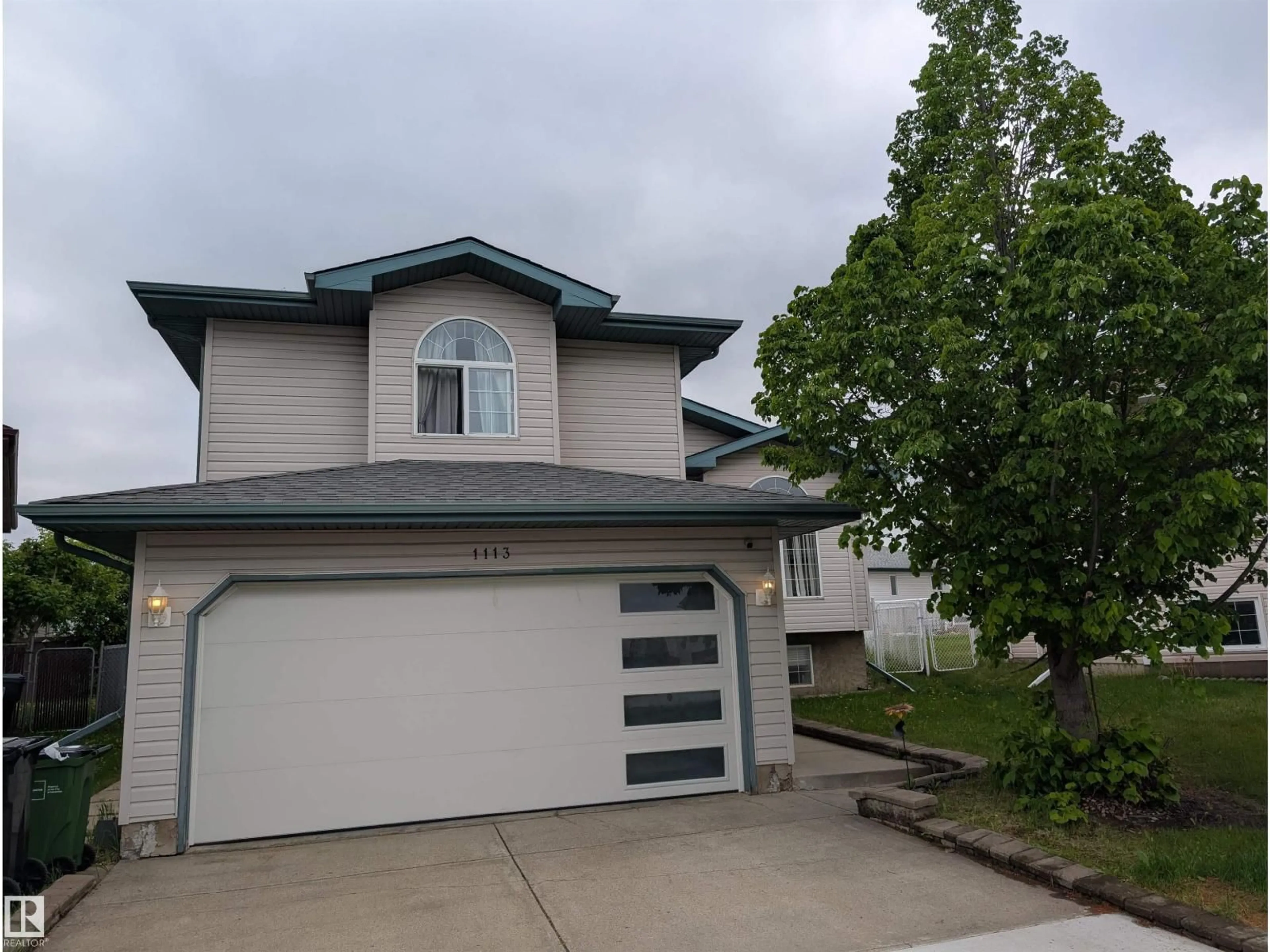Home with vinyl exterior material, street for 1113 HERMITAGE RD, Edmonton Alberta T5A5B8