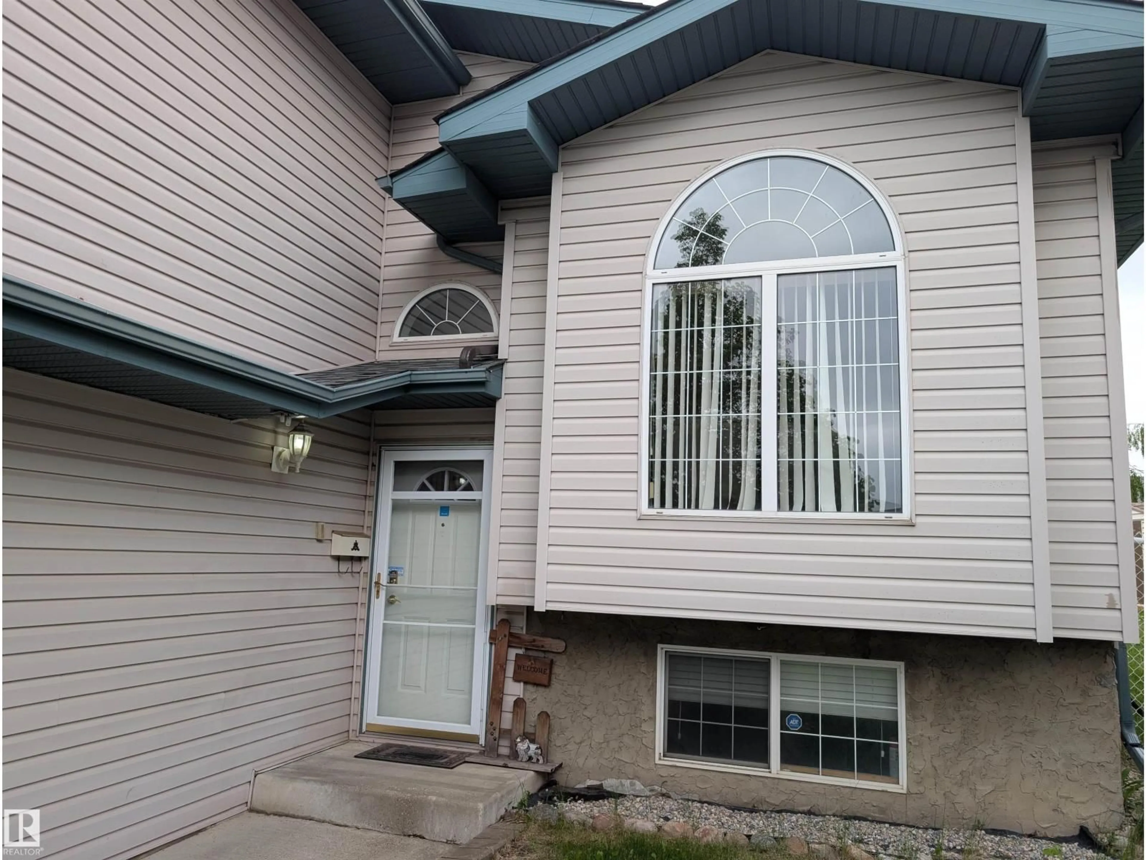 Home with vinyl exterior material, street for 1113 HERMITAGE RD, Edmonton Alberta T5A5B8
