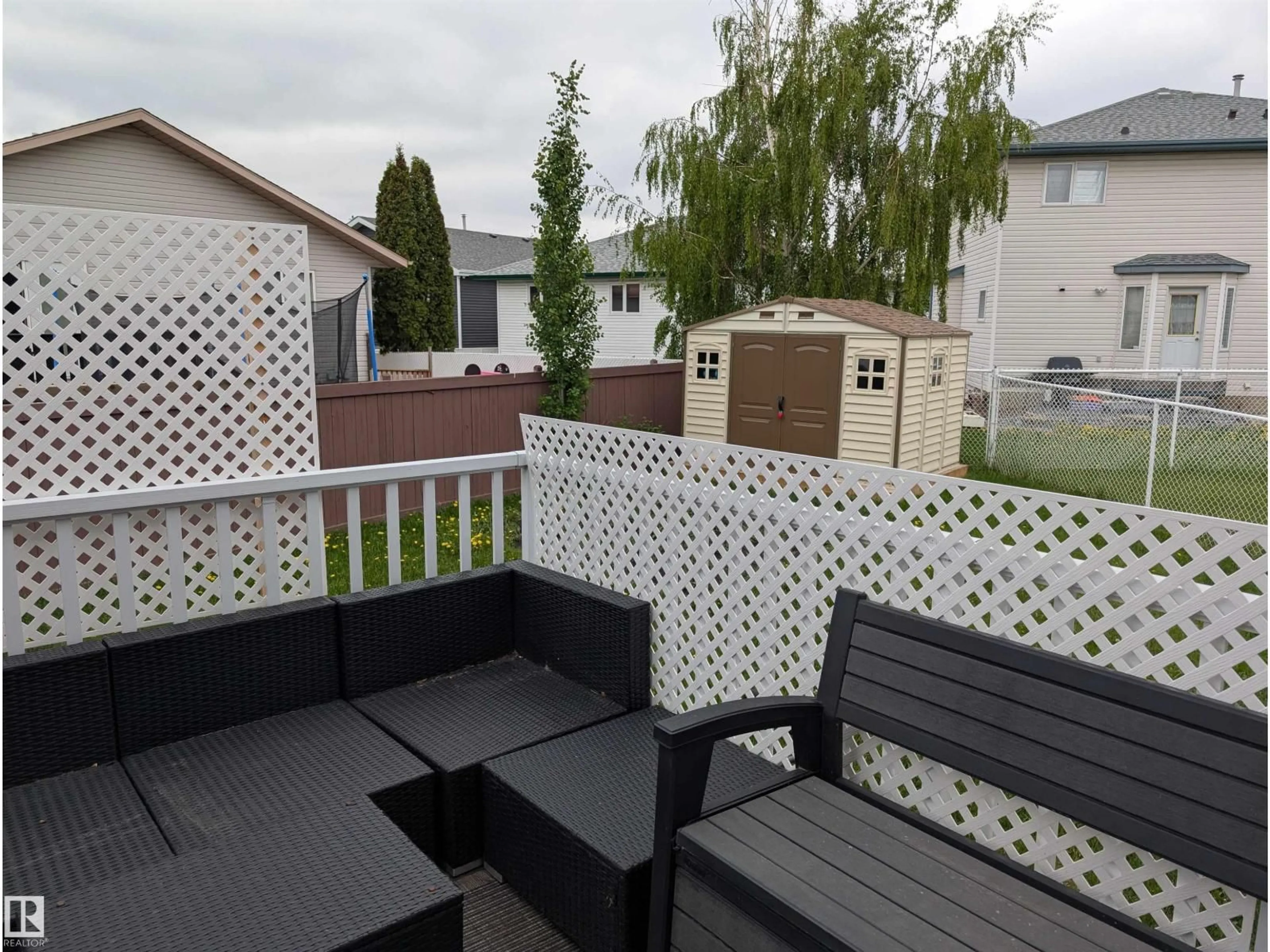 Patio, street for 1113 HERMITAGE RD, Edmonton Alberta T5A5B8