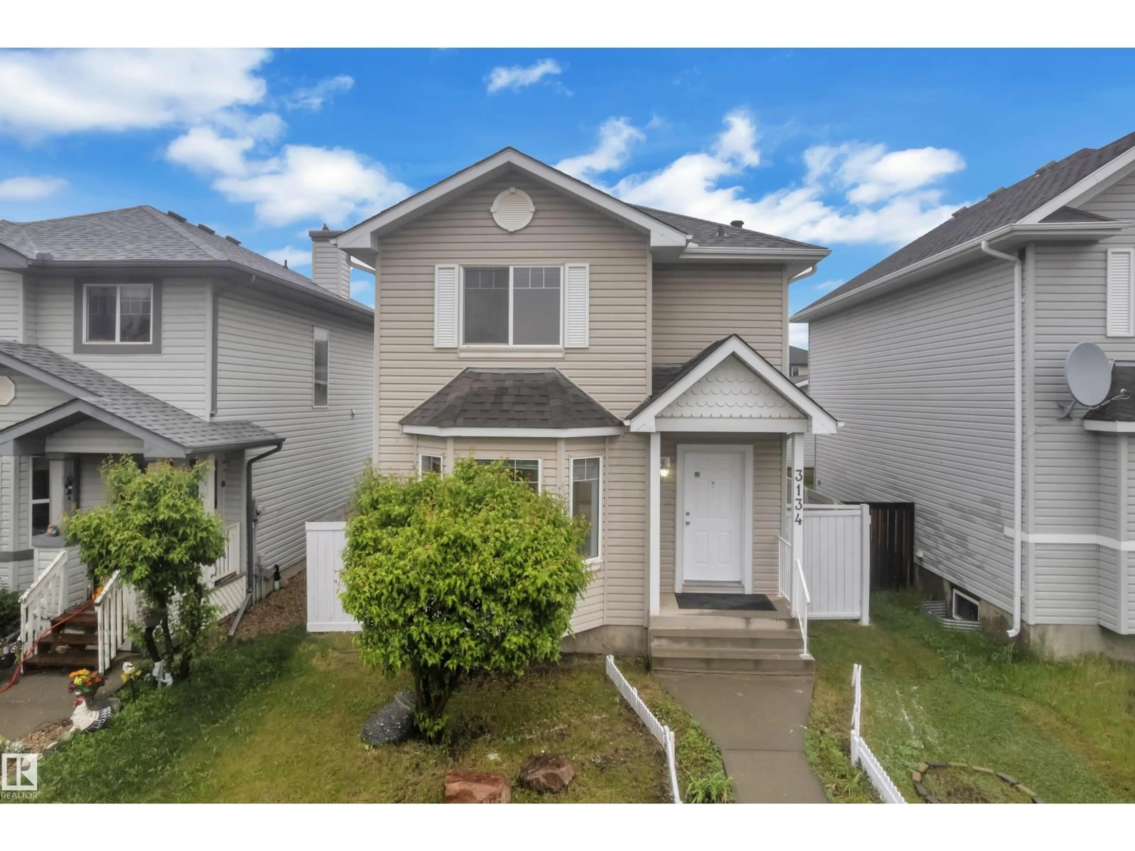 Home with vinyl exterior material, street for 3134 30 AV, Edmonton Alberta T6T1T9