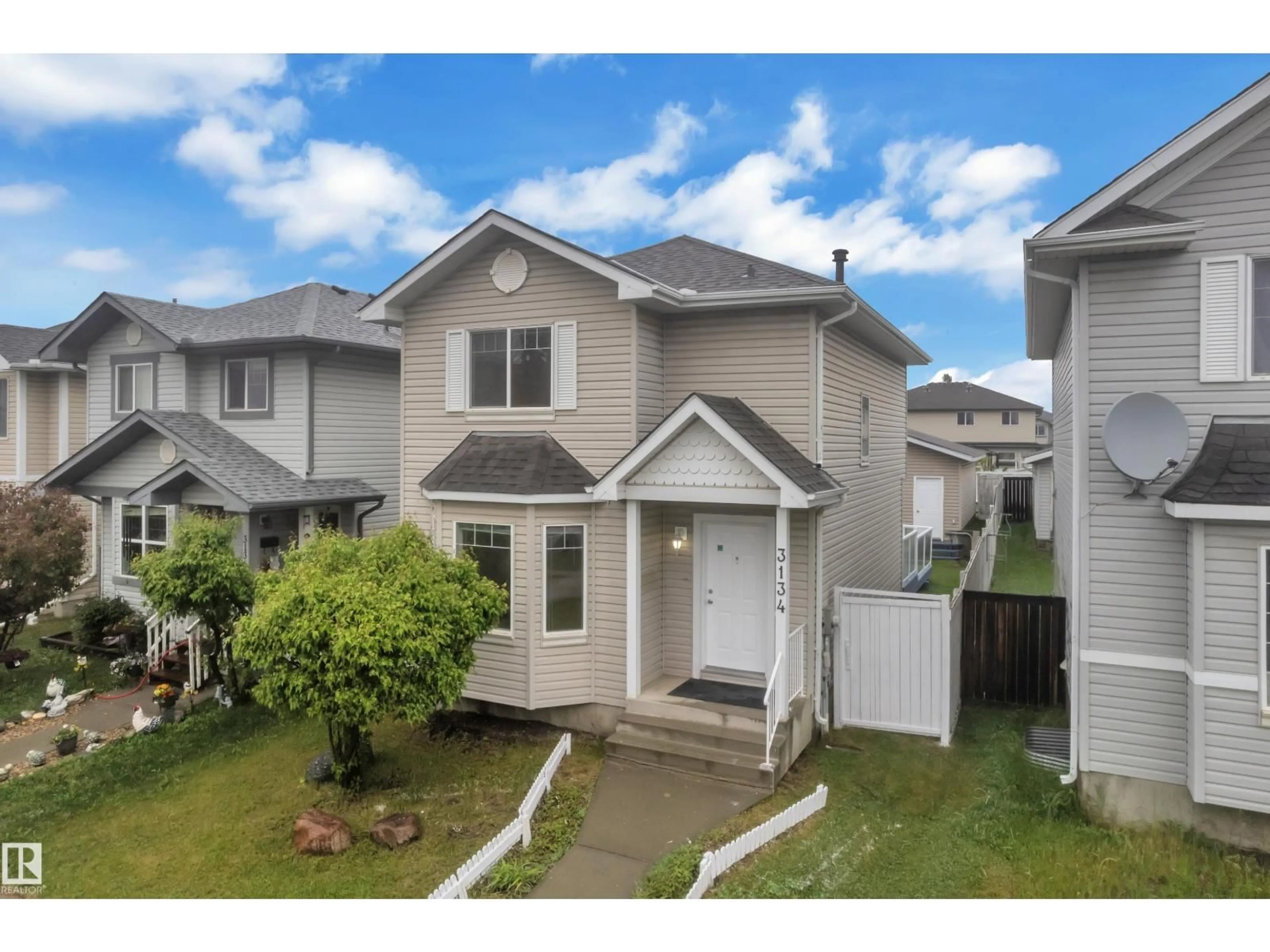 A pic from outside/outdoor area/front of a property/back of a property/a pic from drone, street for 3134 30 AV, Edmonton Alberta T6T1T9