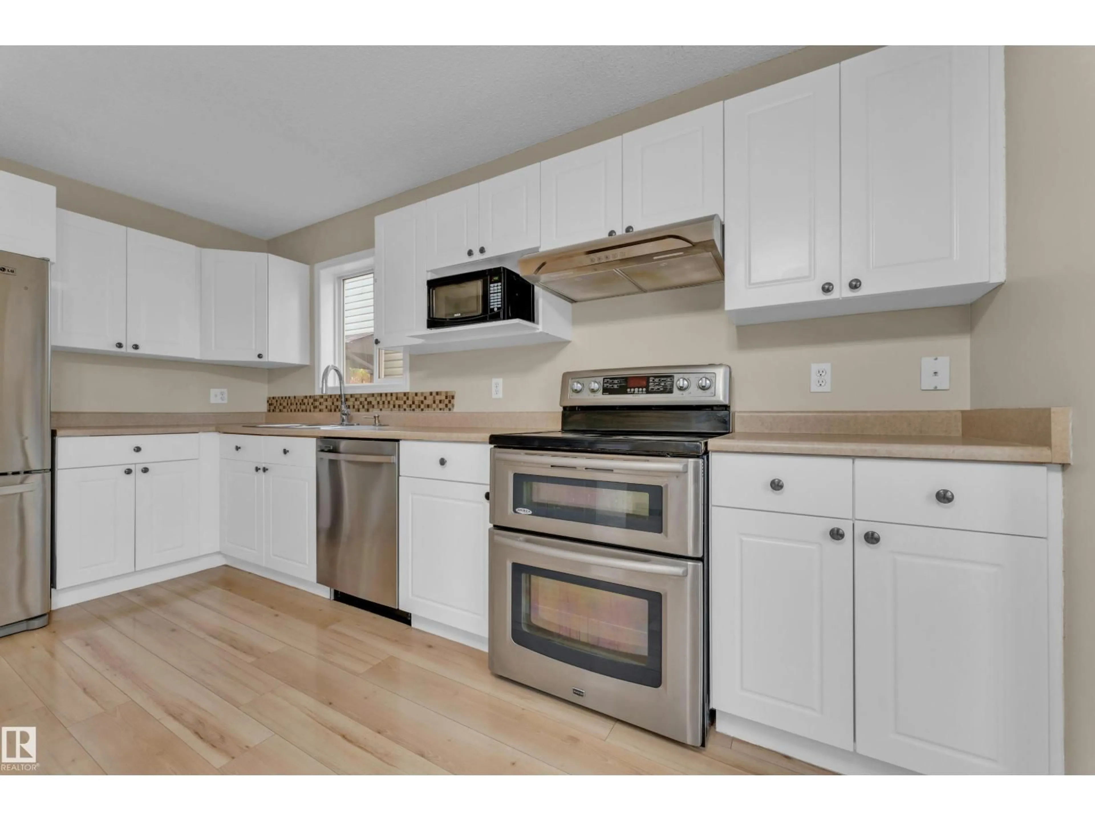 Standard kitchen, wood/laminate floor for 3134 30 AV, Edmonton Alberta T6T1T9