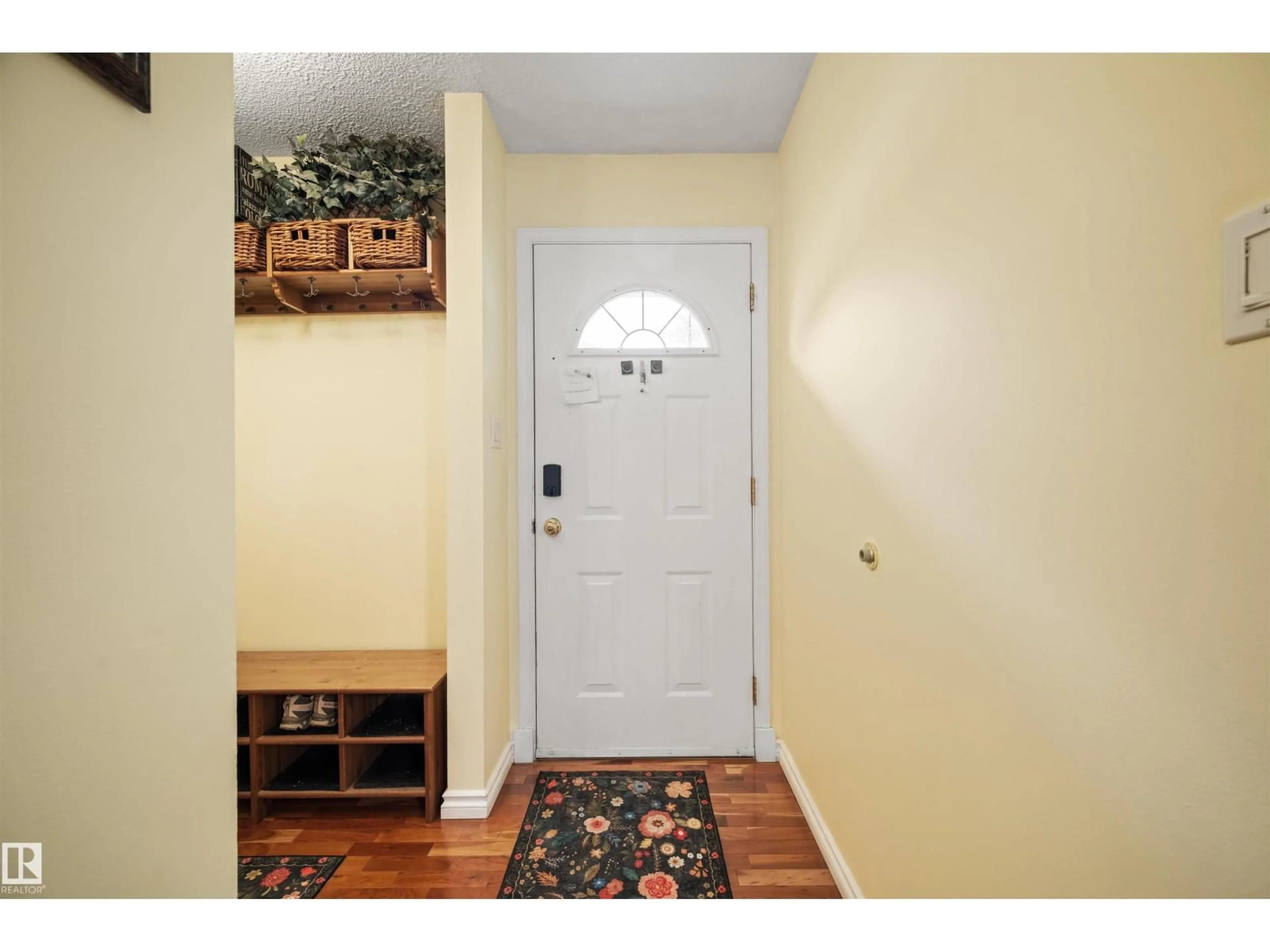 Indoor entryway for 31 ROYAL RD, Edmonton Alberta T6J2E7