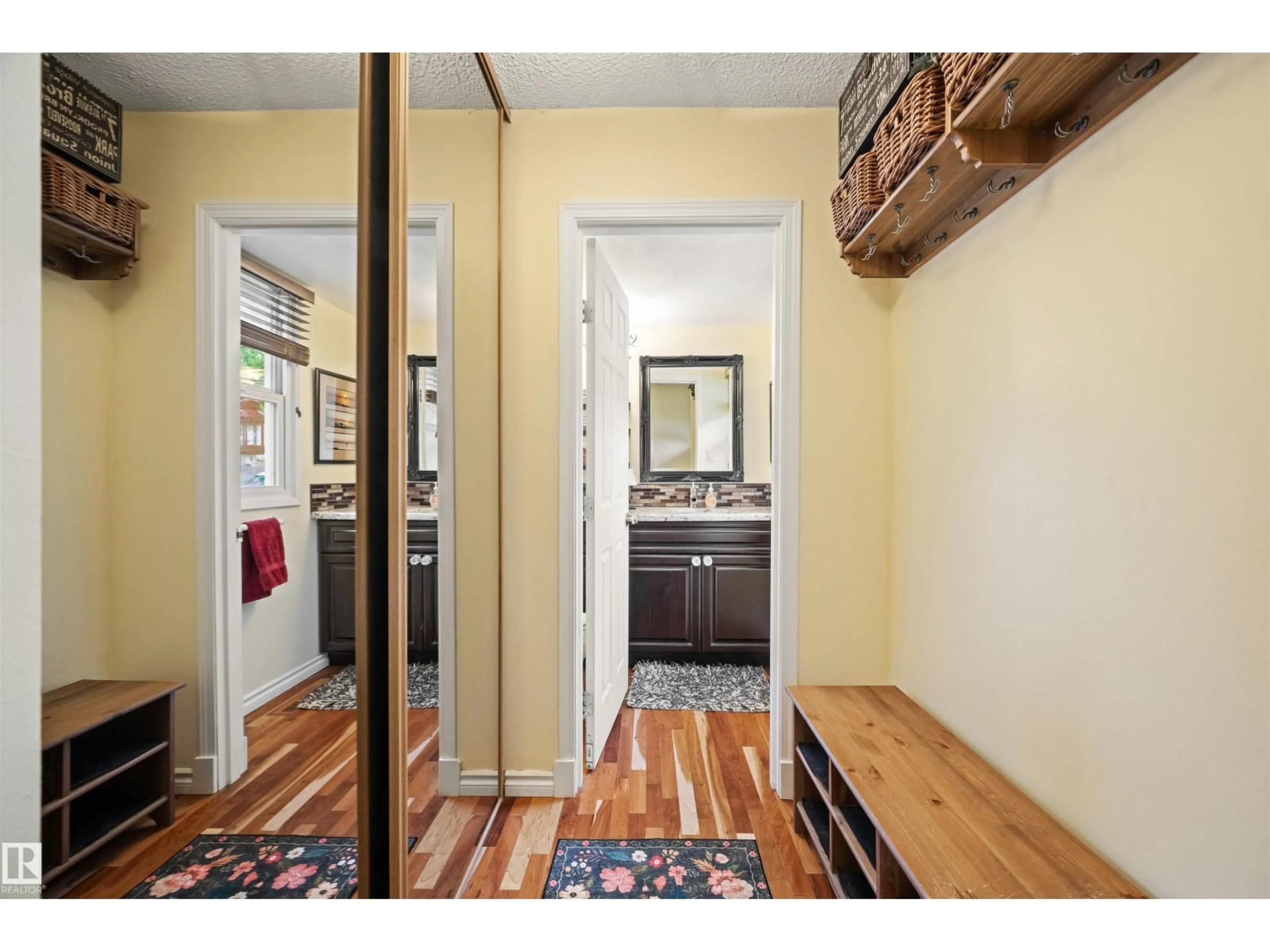 Indoor entryway for 31 ROYAL RD, Edmonton Alberta T6J2E7