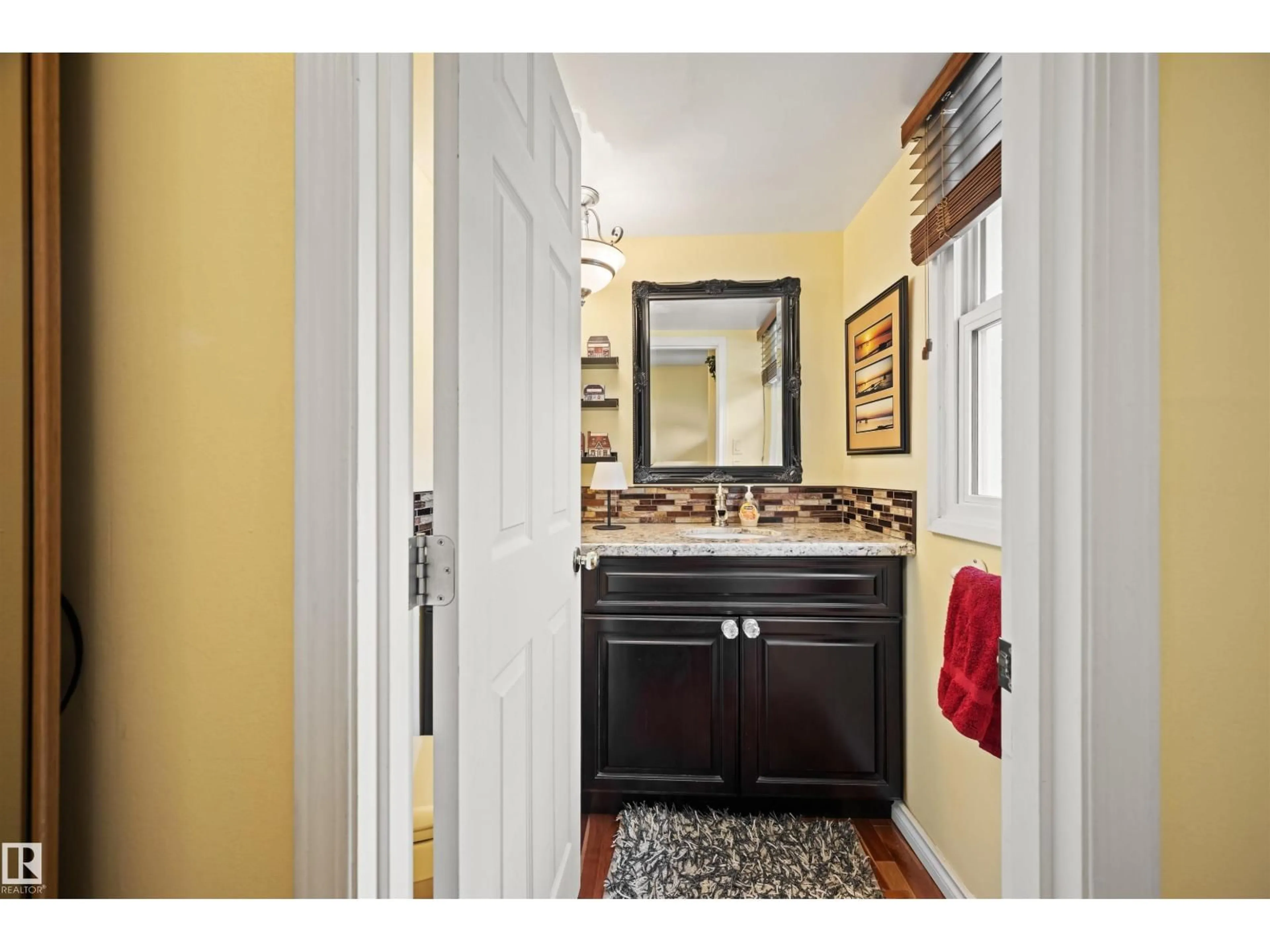 Indoor entryway for 31 ROYAL RD, Edmonton Alberta T6J2E7