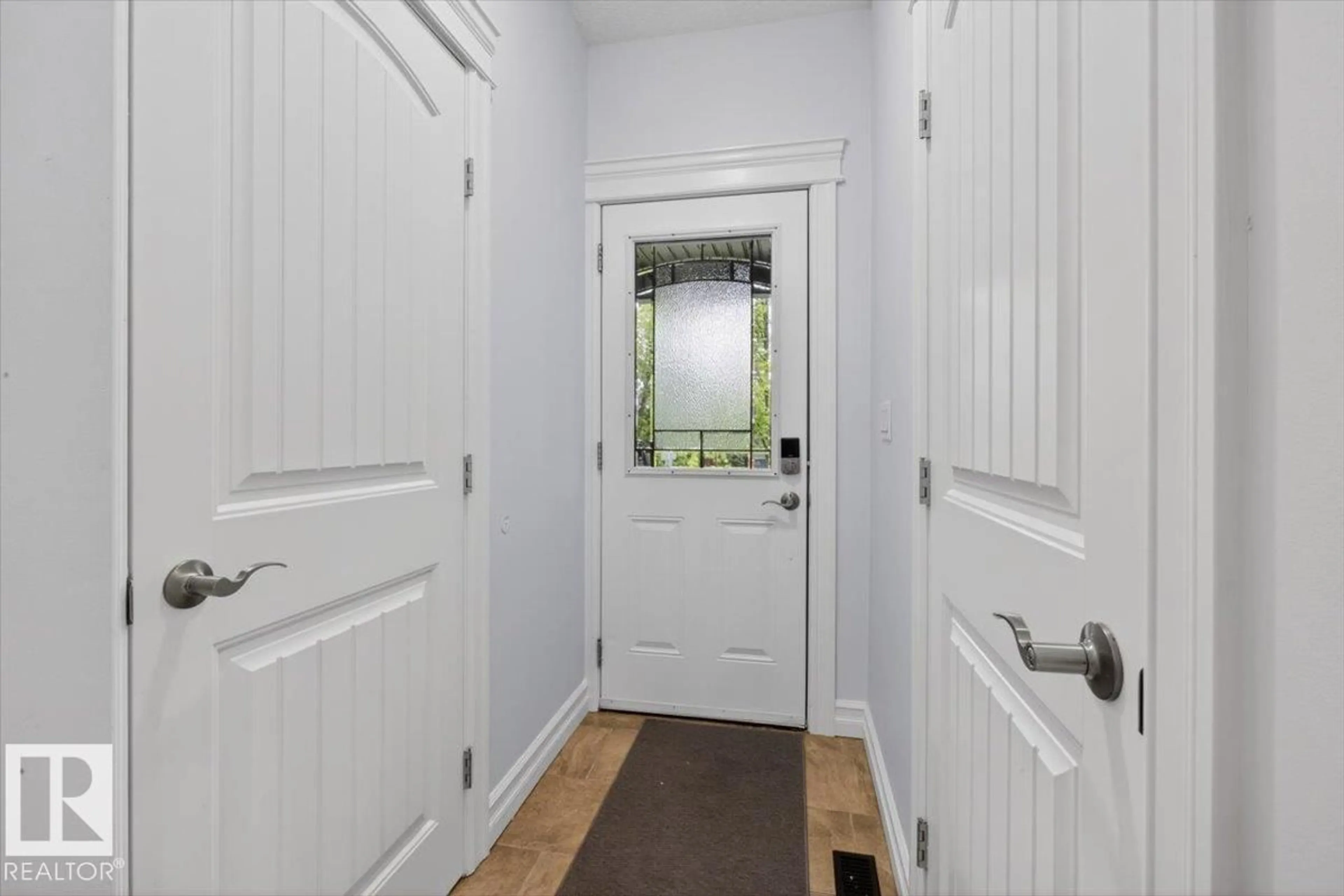 Indoor entryway for 10958 88 AV, Edmonton Alberta T6G0Z1