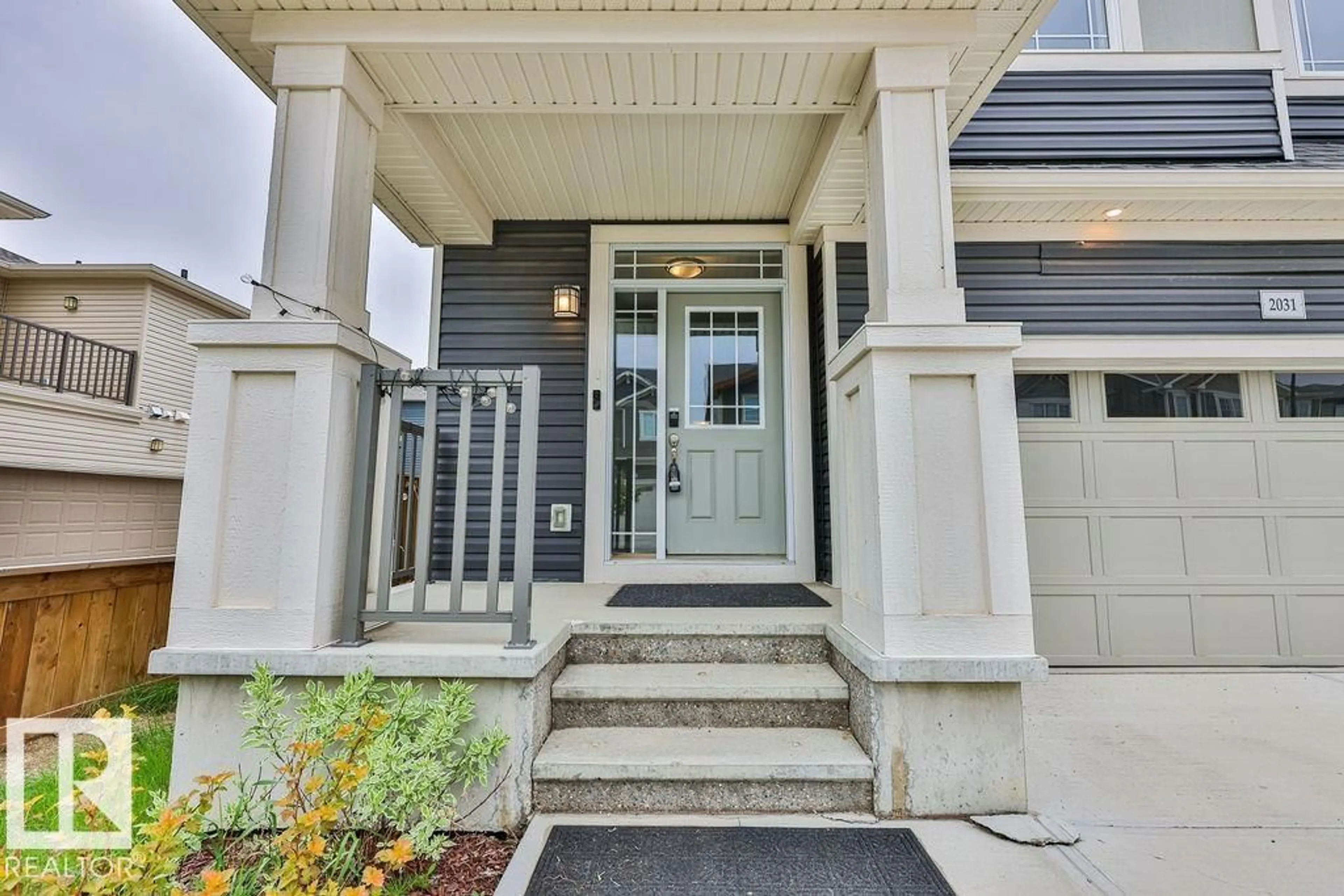 Indoor entryway for 2031 207 ST, Edmonton Alberta T6M1R7