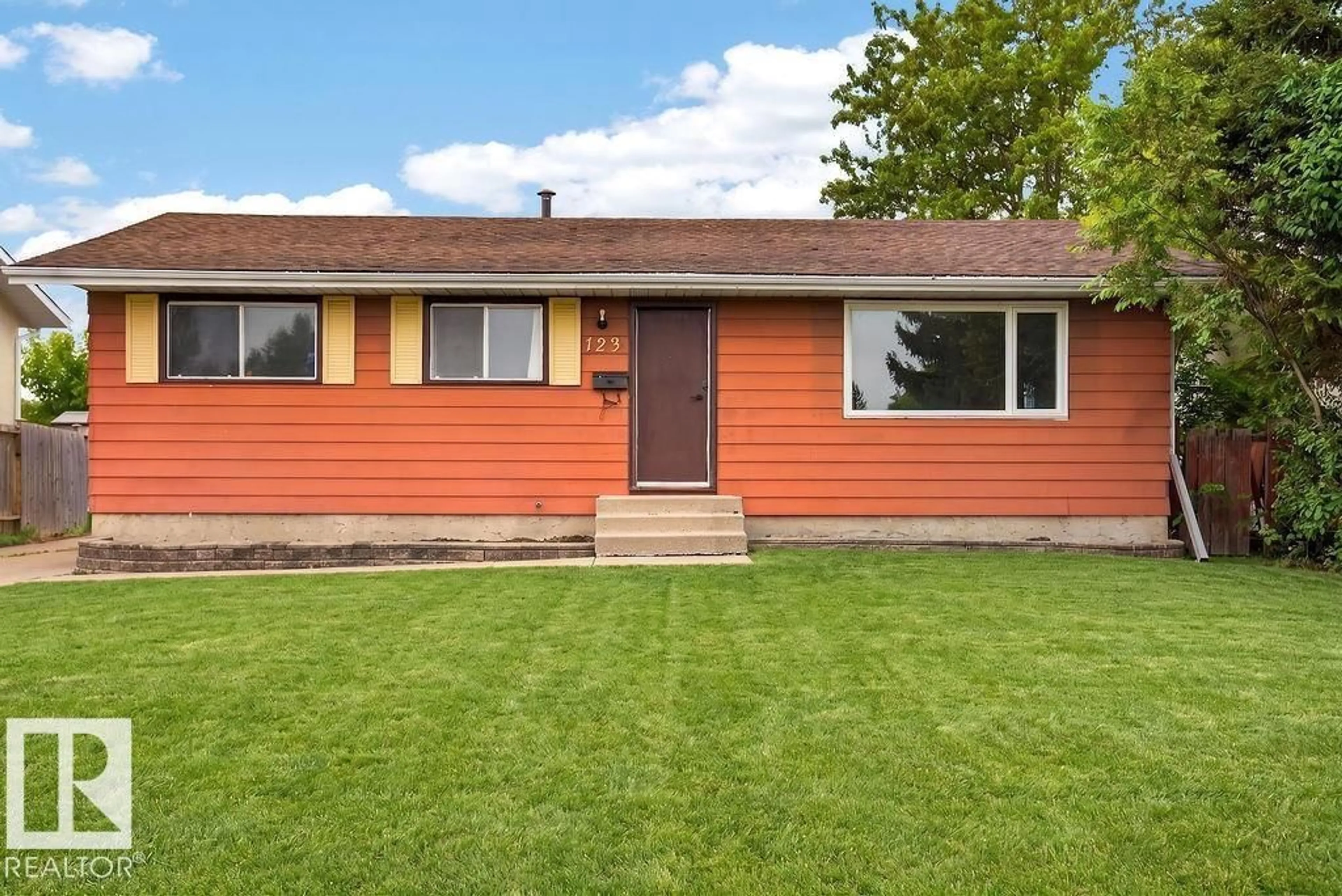 Home with vinyl exterior material, street for 123 GRANDIN DR, Morinville Alberta T8R1H5