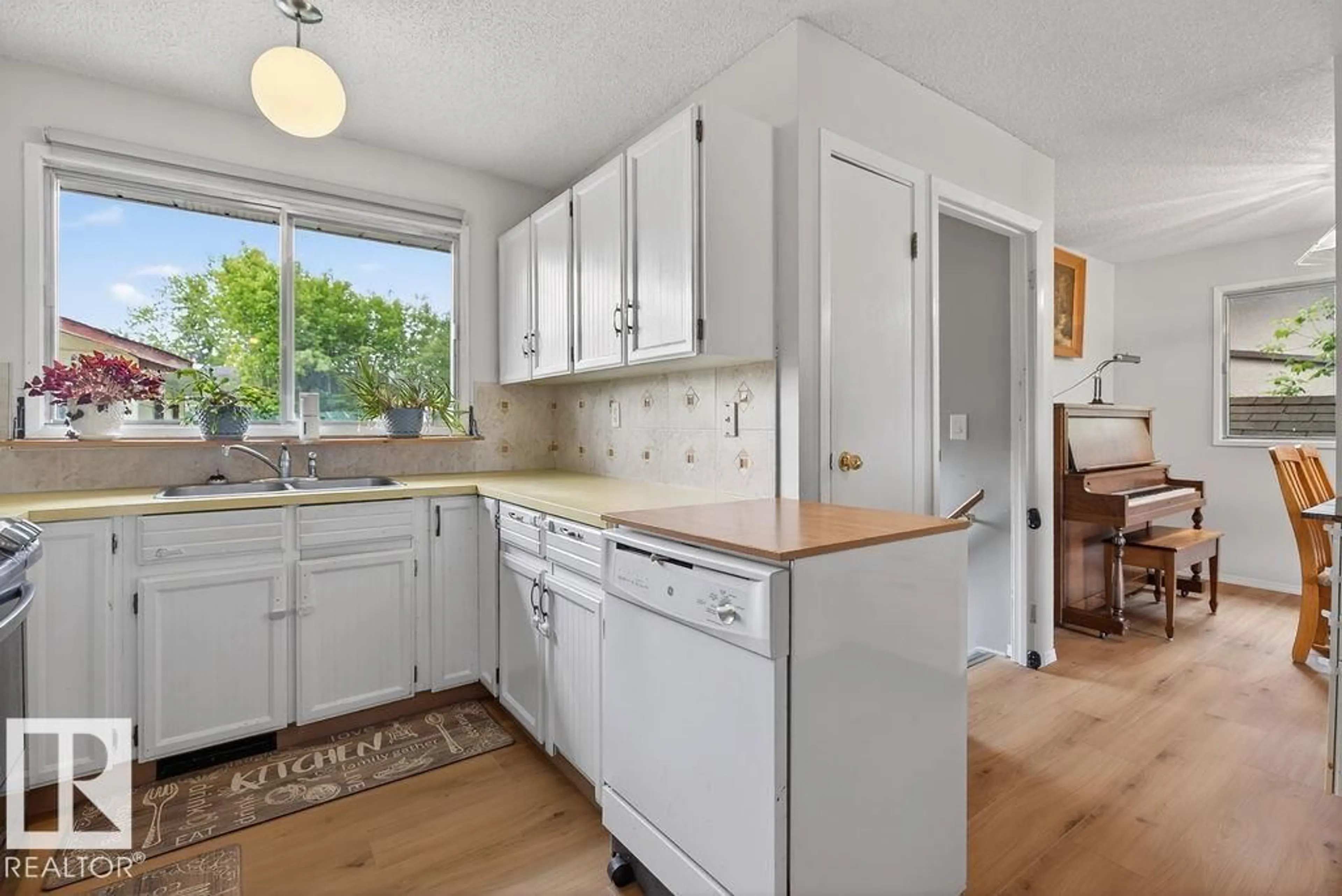 Standard kitchen, unknown for 123 GRANDIN DR, Morinville Alberta T8R1H5