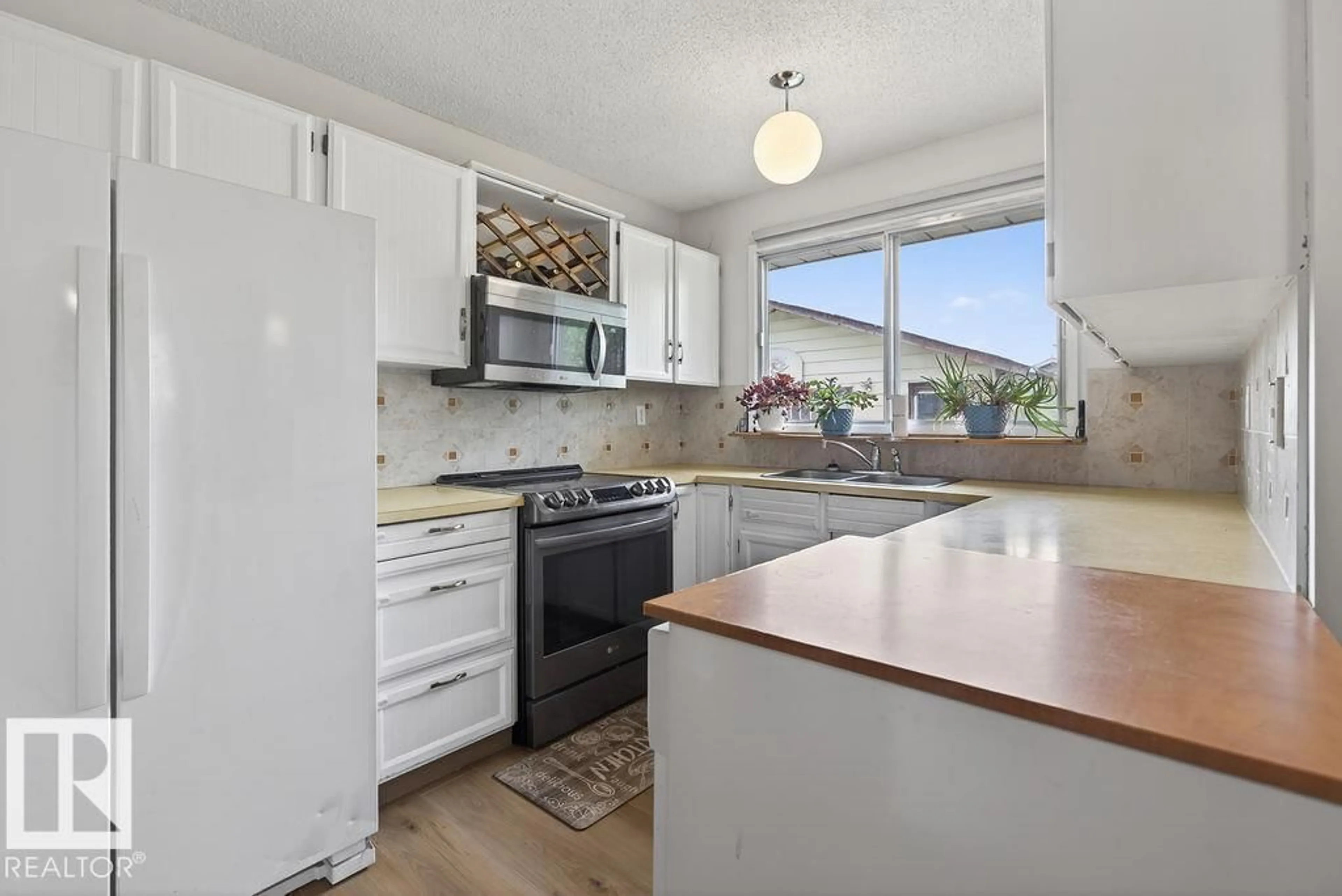 Standard kitchen, unknown for 123 GRANDIN DR, Morinville Alberta T8R1H5
