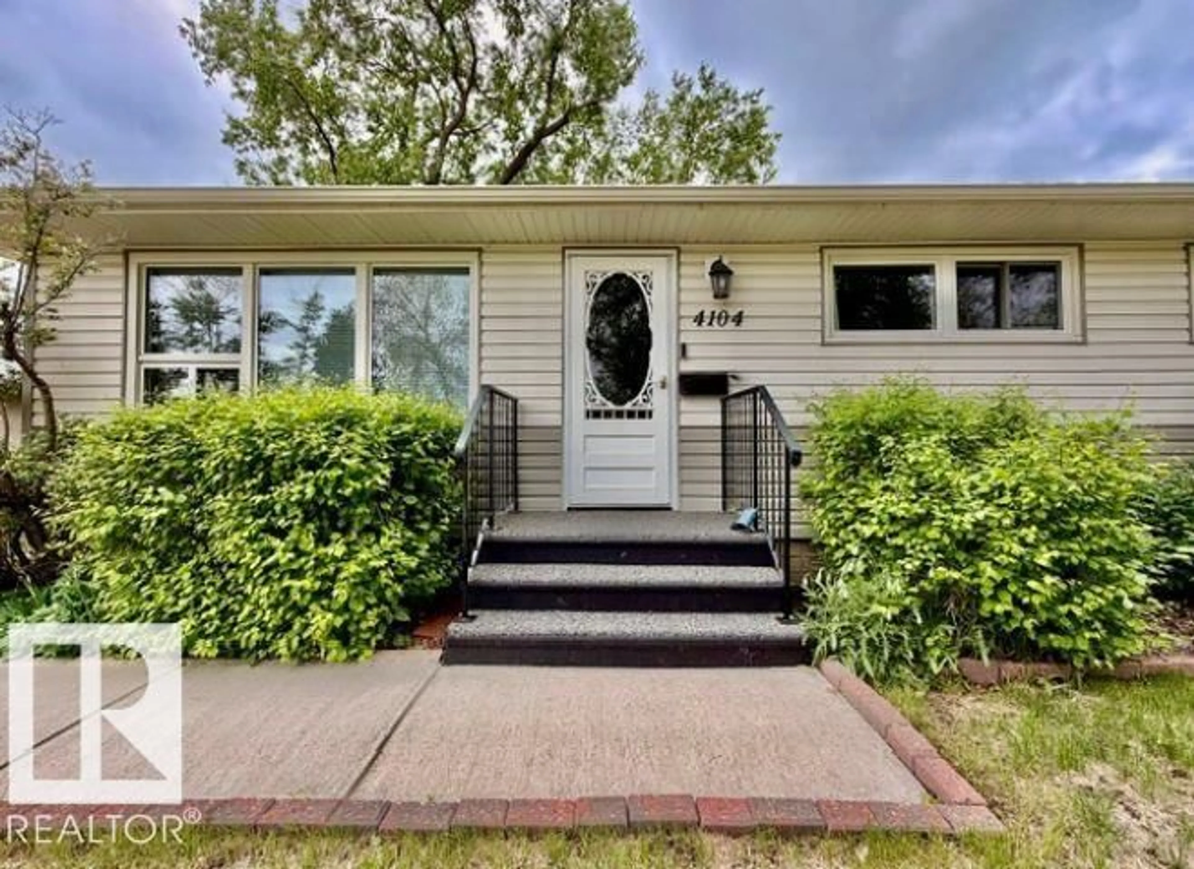 Home with vinyl exterior material, street for 4104 55 ST, Wetaskiwin Alberta T9A1T6