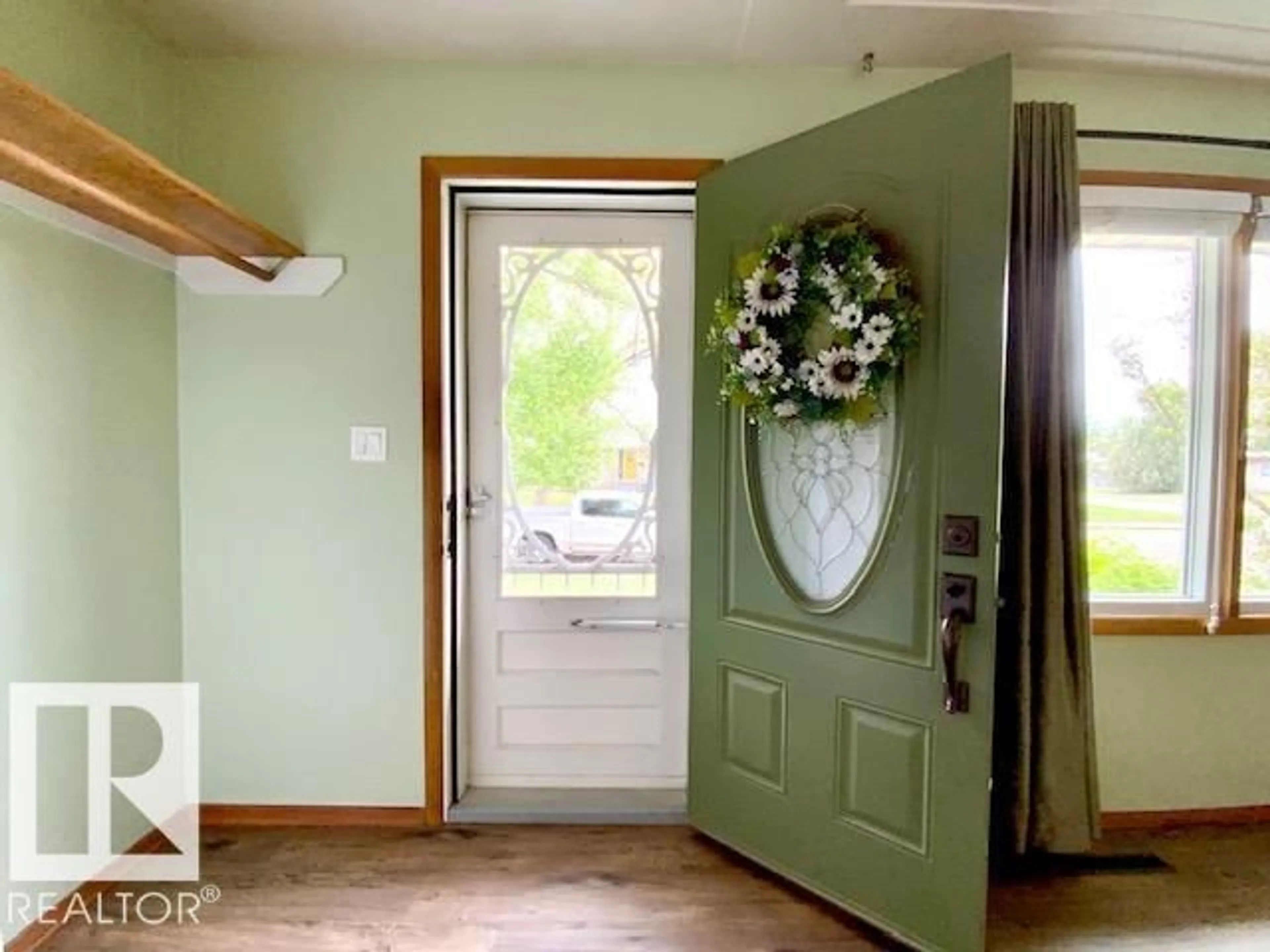Indoor entryway for 4104 55 ST, Wetaskiwin Alberta T9A1T6