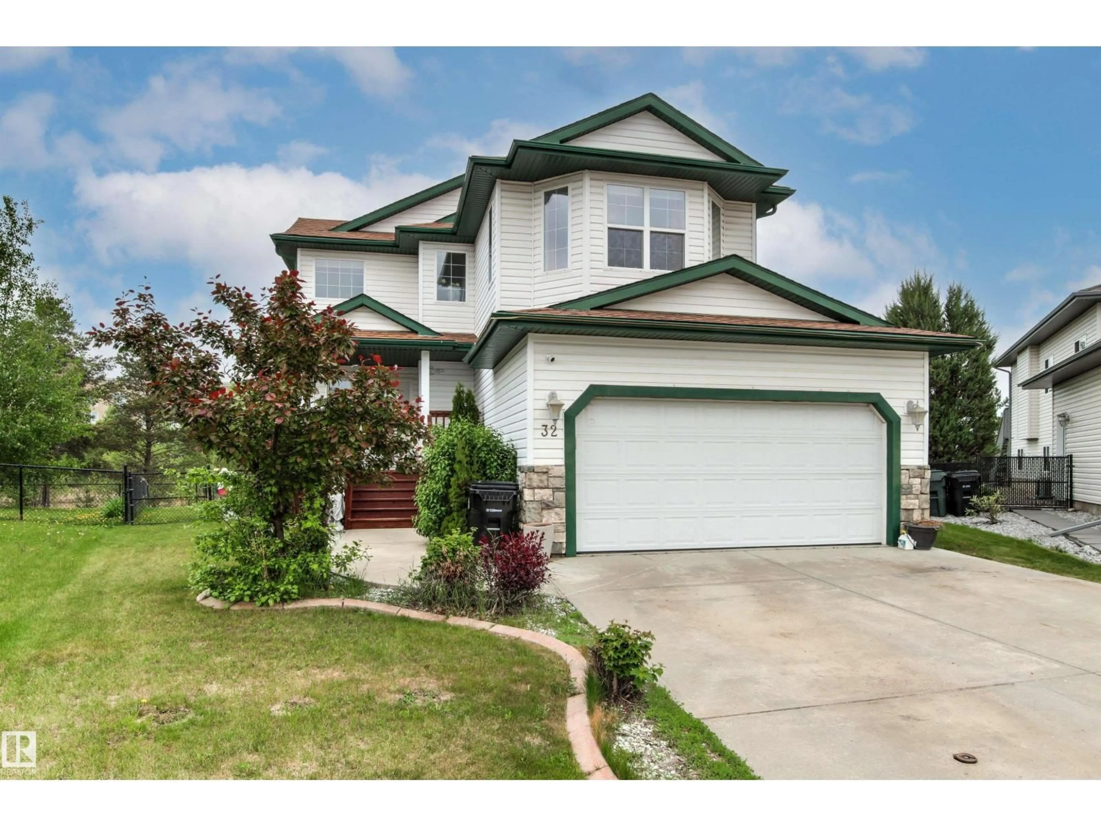 Home with vinyl exterior material, street for 32 LAMPLIGHT BA, Spruce Grove Alberta T7X4N2