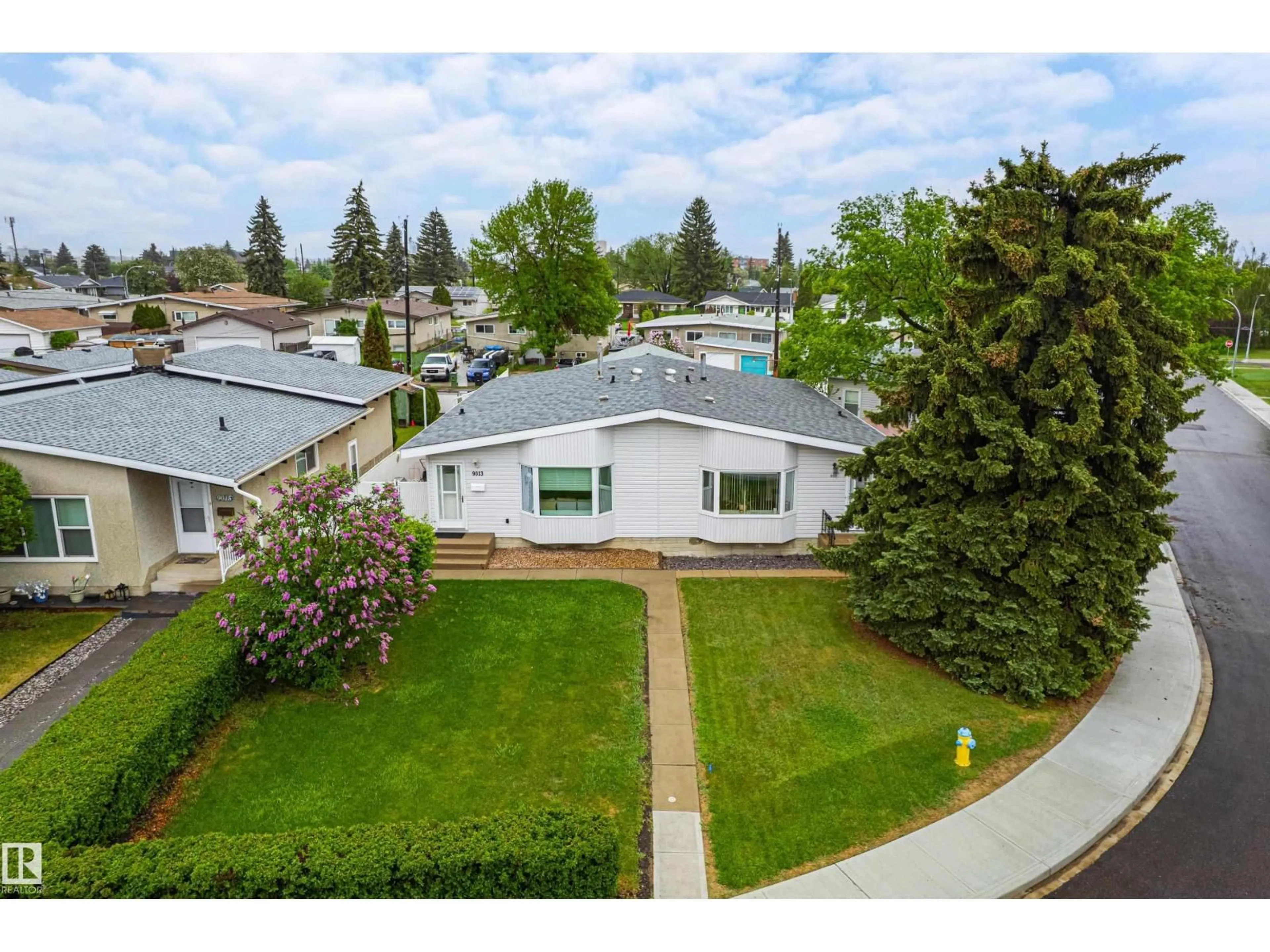 A pic from outside/outdoor area/front of a property/back of a property/a pic from drone, street for NW - 9011 60 ST, Edmonton Alberta T6B1M7