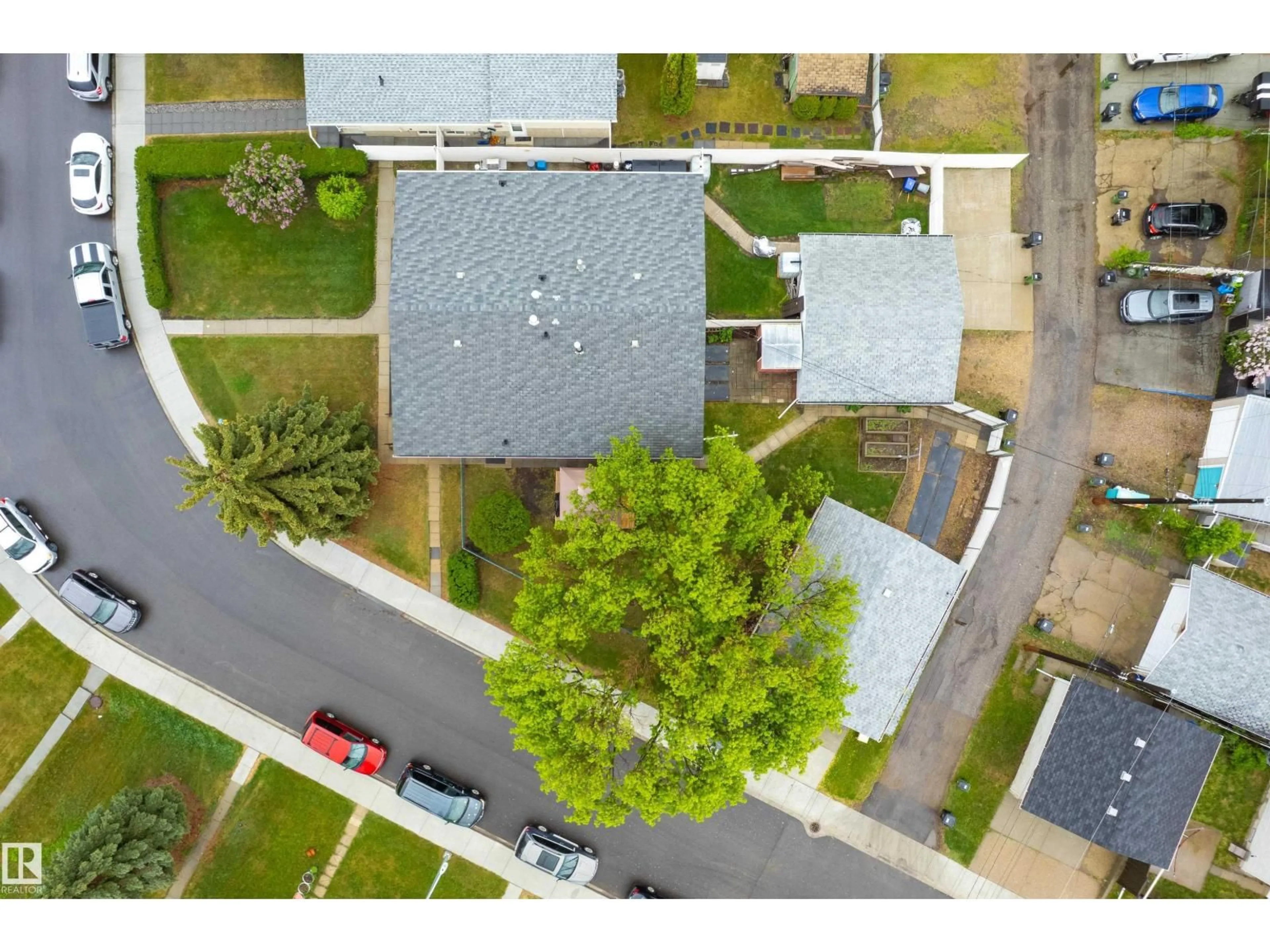 A pic from outside/outdoor area/front of a property/back of a property/a pic from drone, street for NW - 9011 60 ST, Edmonton Alberta T6B1M7