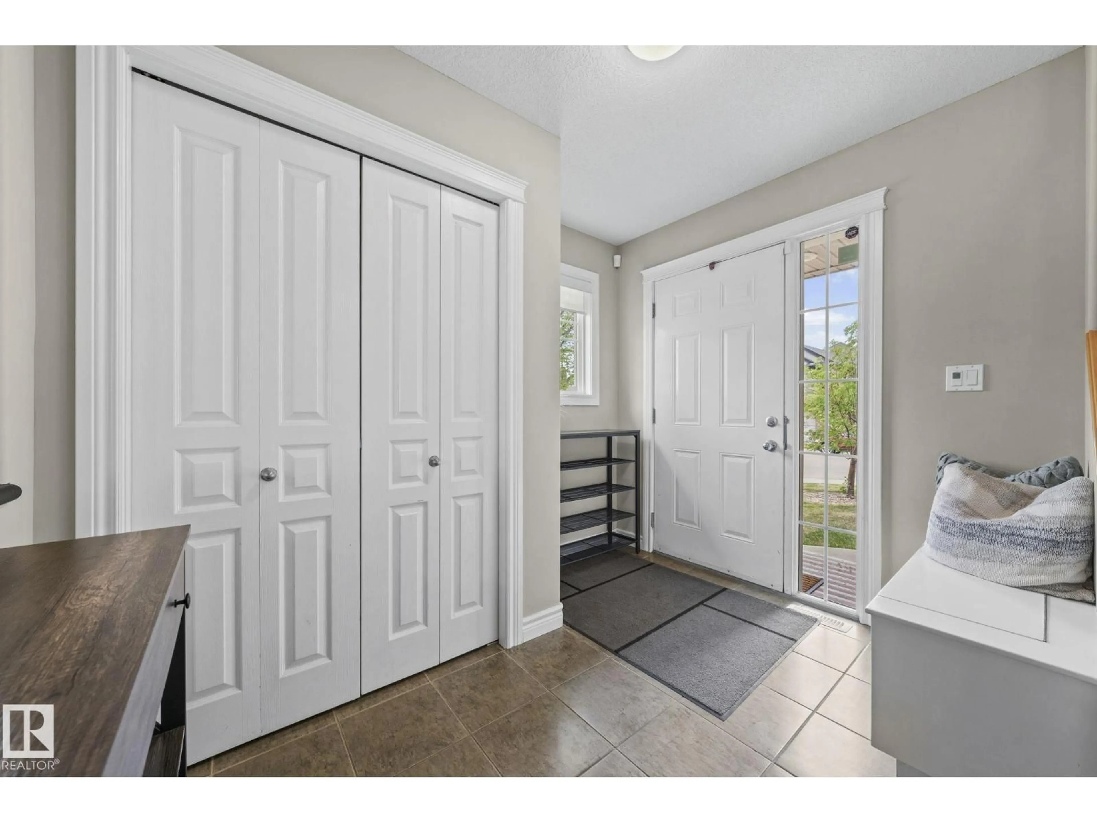 Indoor entryway for 8097 SHASKE DR, Edmonton Alberta T6R0B6