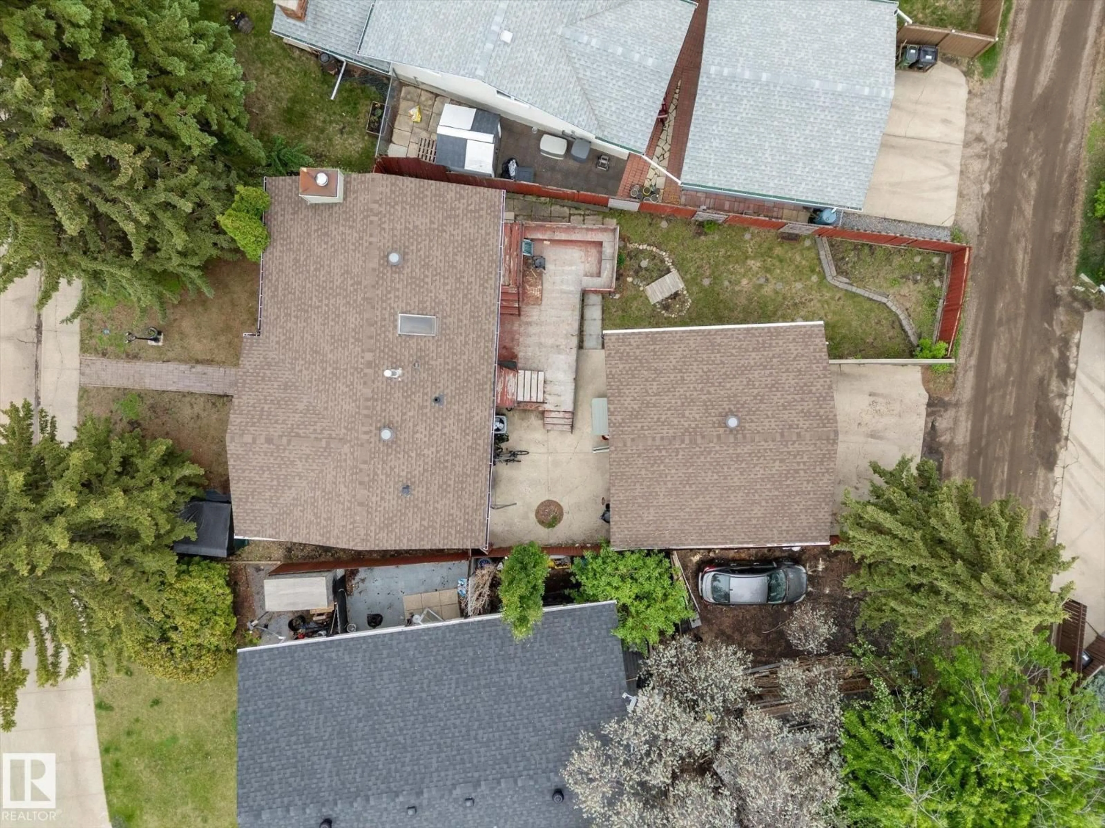 A pic from outside/outdoor area/front of a property/back of a property/a pic from drone, street for 168 CLAREVIEW RD, Edmonton Alberta T5A3Y3