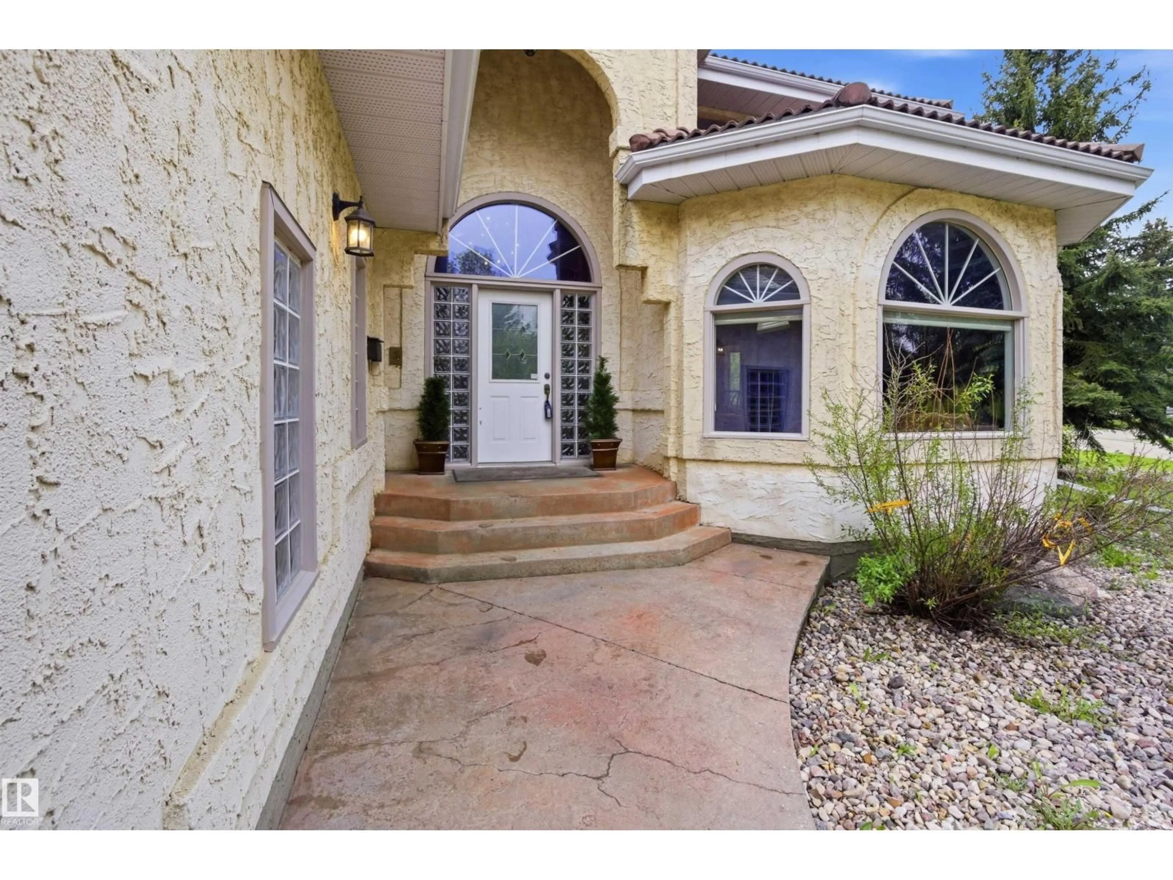 Indoor entryway for 521 ESTATE DR, Sherwood Park Alberta T8B1M2