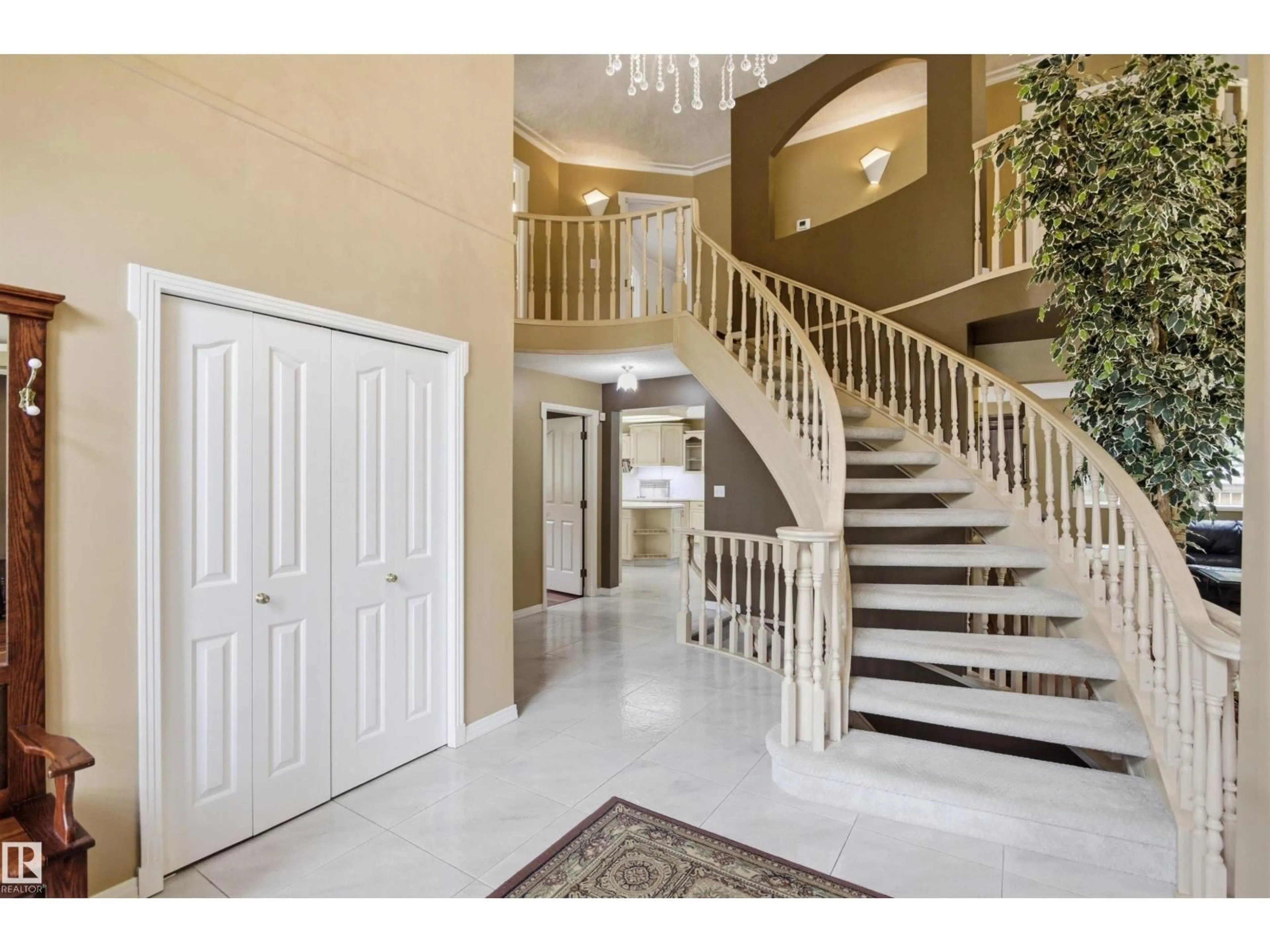 Indoor foyer for 521 ESTATE DR, Sherwood Park Alberta T8B1M2