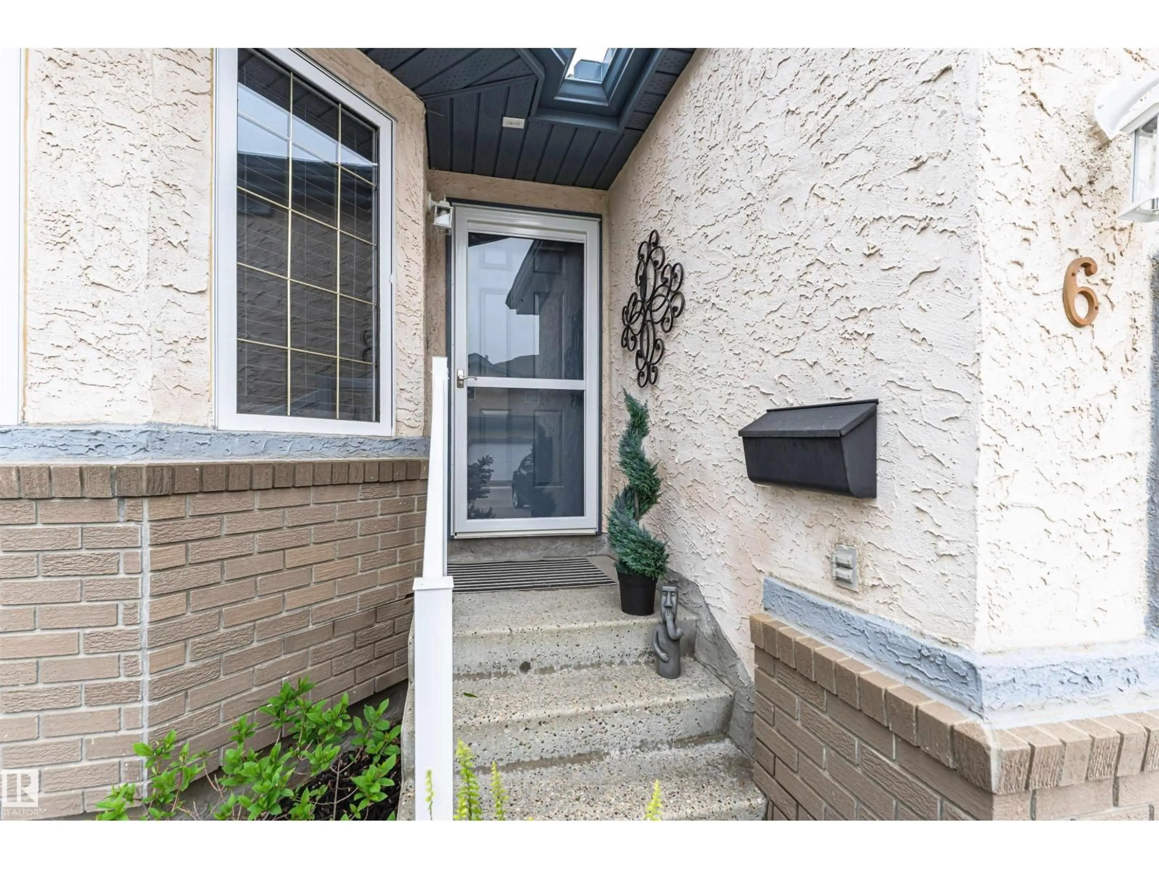 Indoor entryway for 6 ESTATES CO, Sherwood Park Alberta T6B1M9