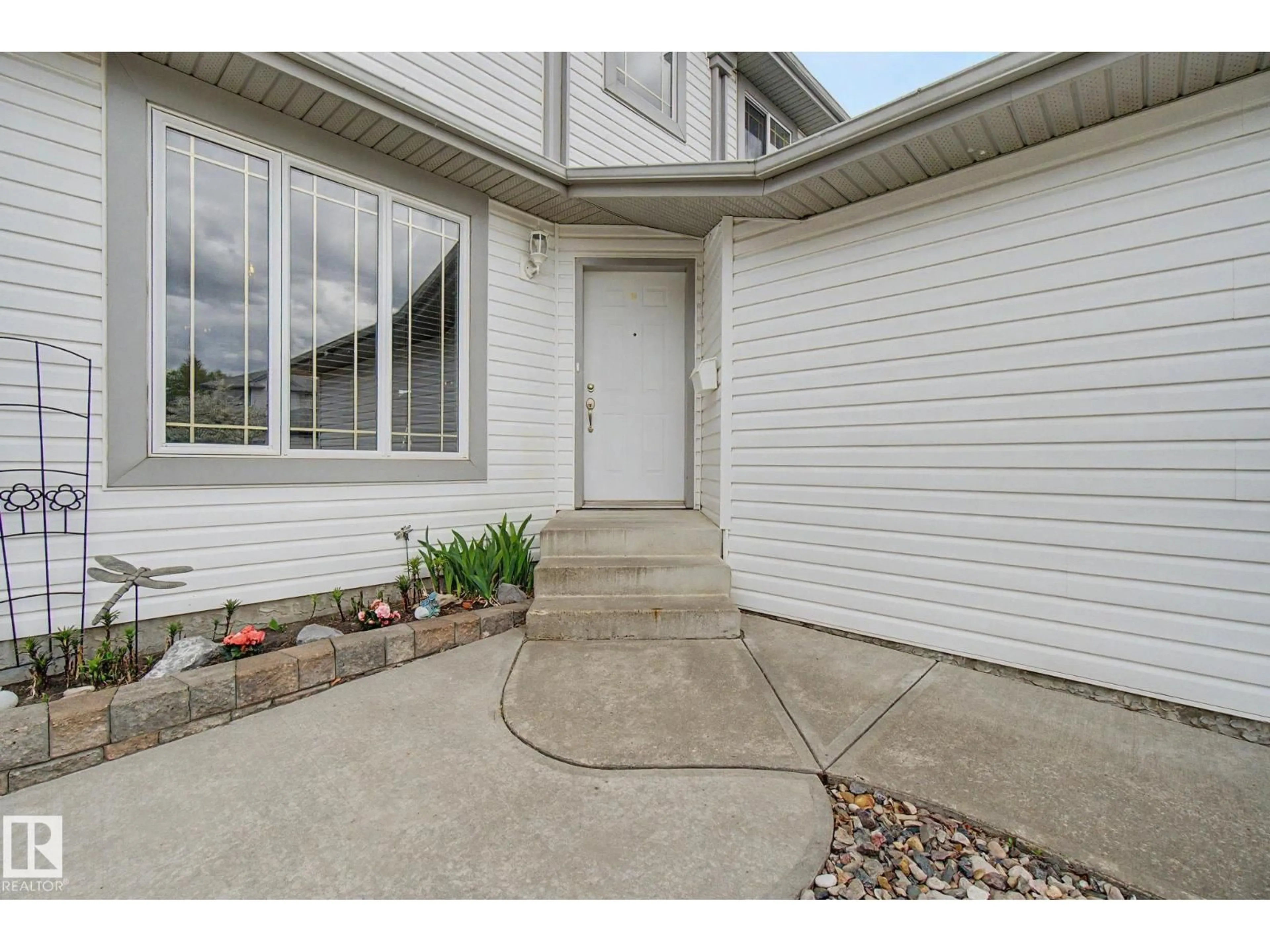Indoor entryway for NW - 4113 36A AV, Edmonton Alberta T6L7B1