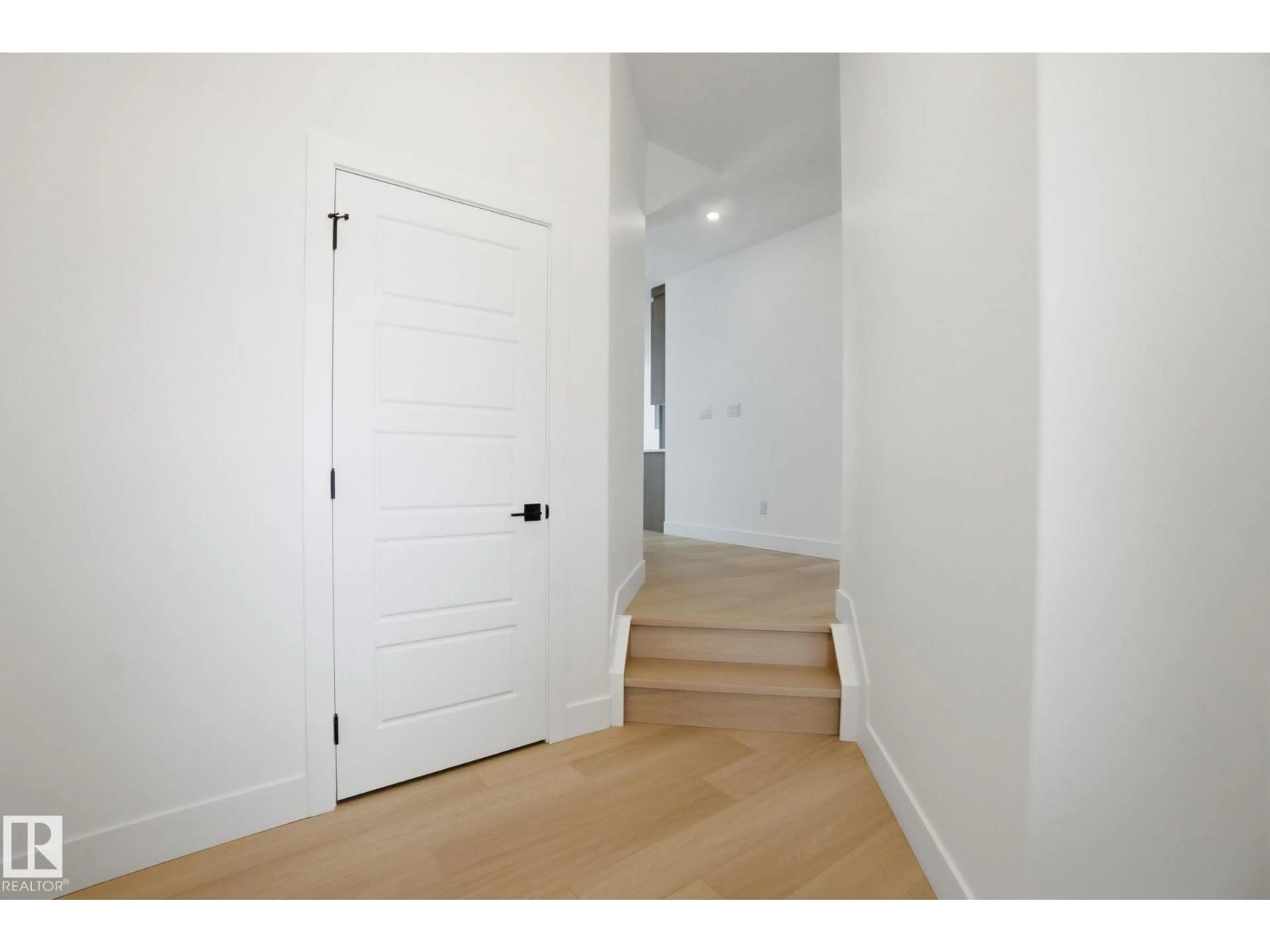 Indoor entryway for 1405 OSPREY CT, Edmonton Alberta T5M0M2