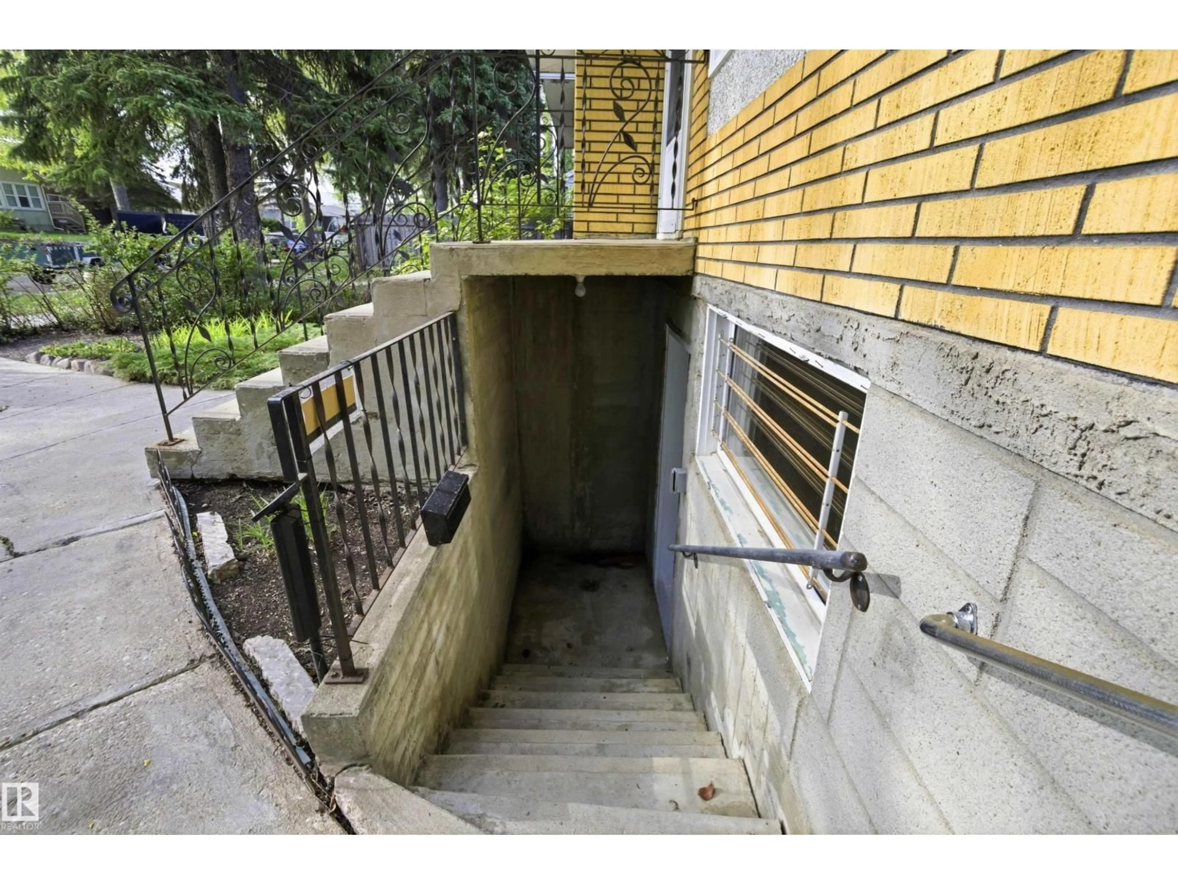 Stairs for 10138 74 ST, Edmonton Alberta T6H2X9