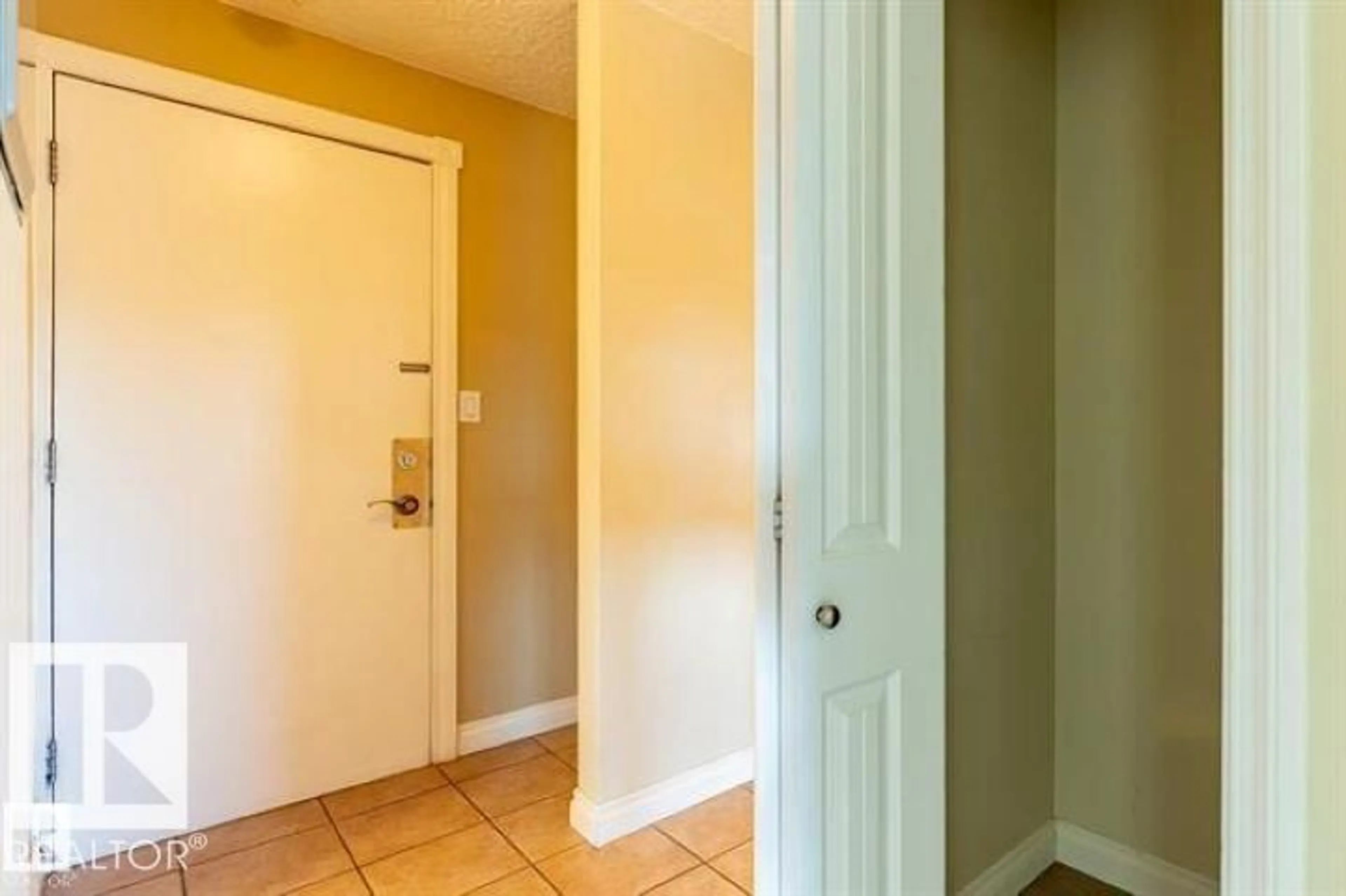 Indoor entryway for 307 - 8215 83 AV, Edmonton Alberta T6C1A7