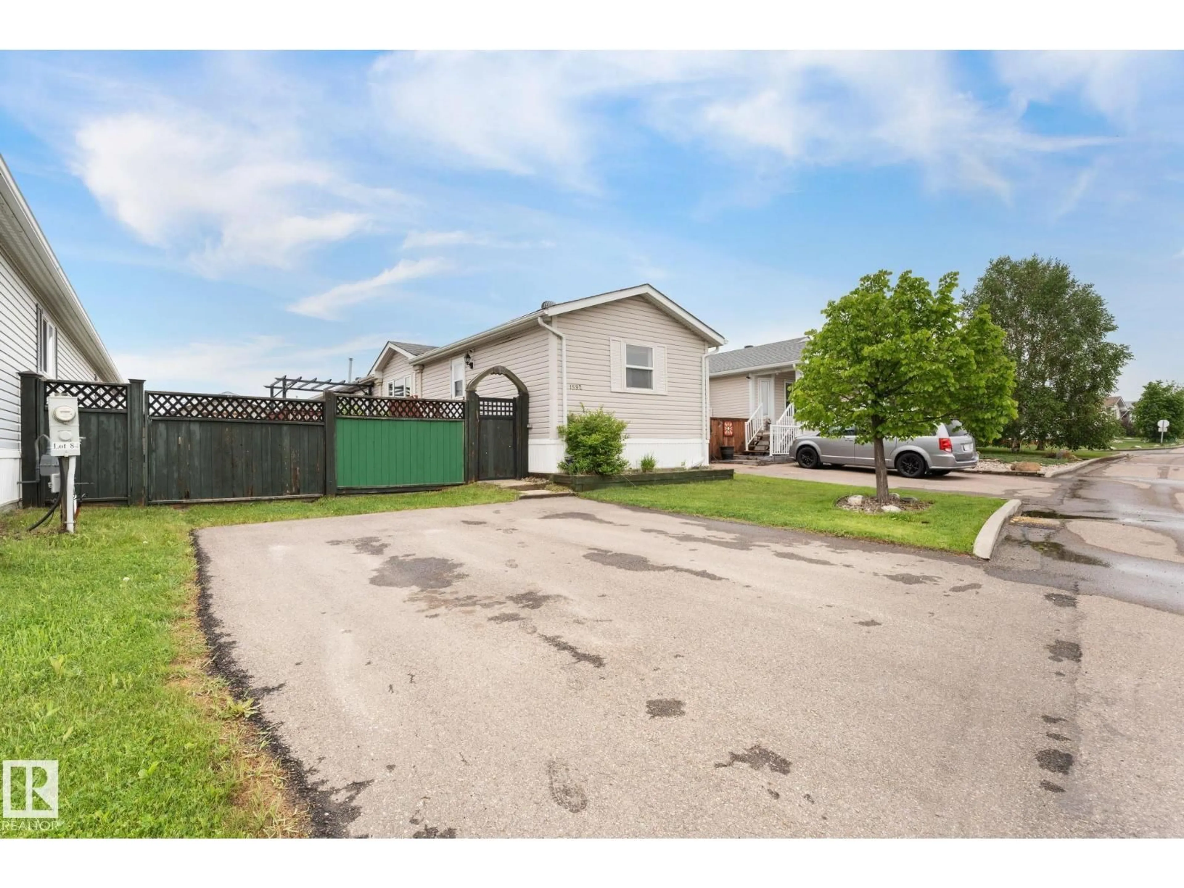 A pic from outside/outdoor area/front of a property/back of a property/a pic from drone, street for 1592 JUBILEE DR, Sherwood Park Alberta T8H2M9