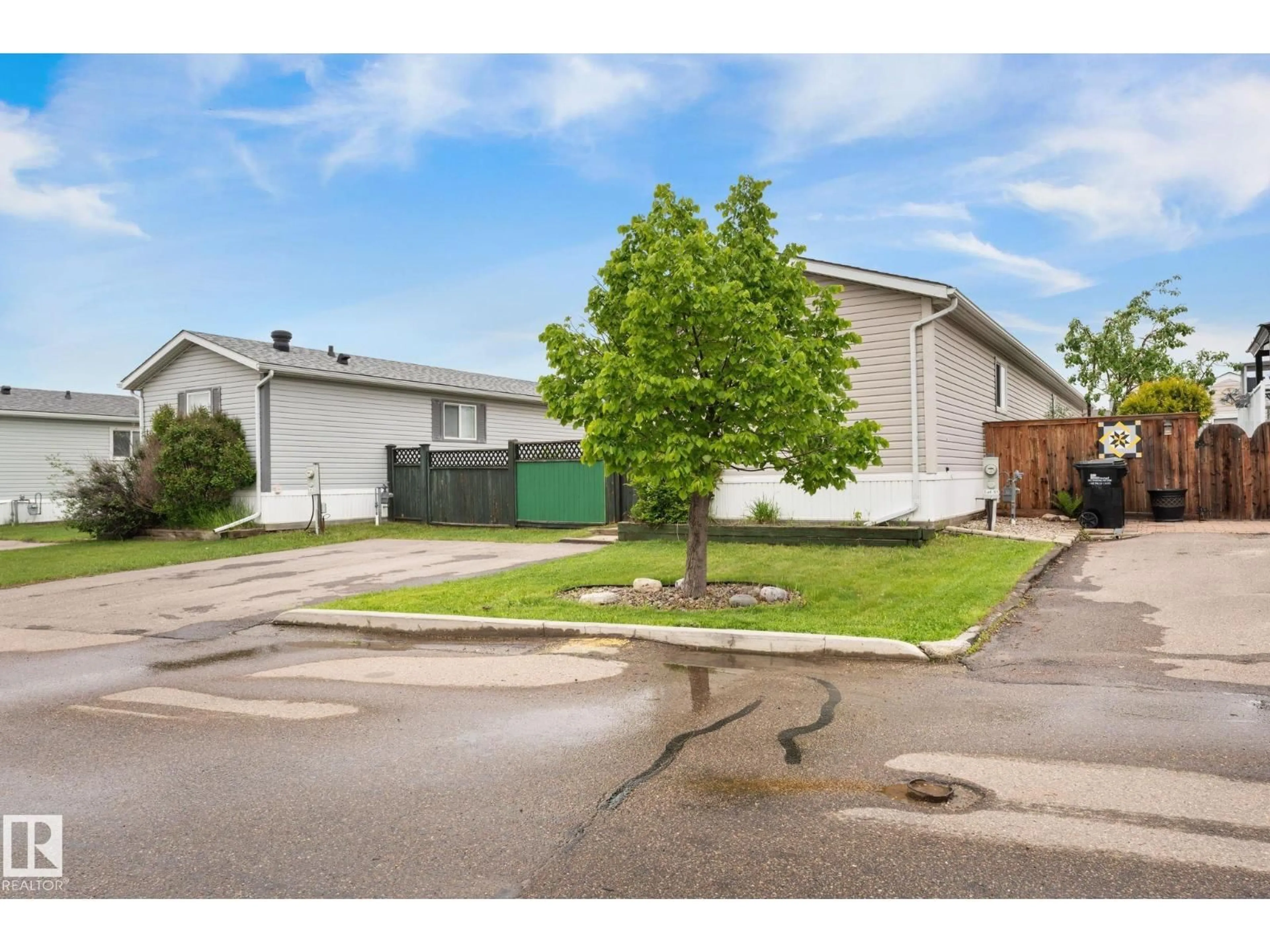 A pic from outside/outdoor area/front of a property/back of a property/a pic from drone, street for 1592 JUBILEE DR, Sherwood Park Alberta T8H2M9