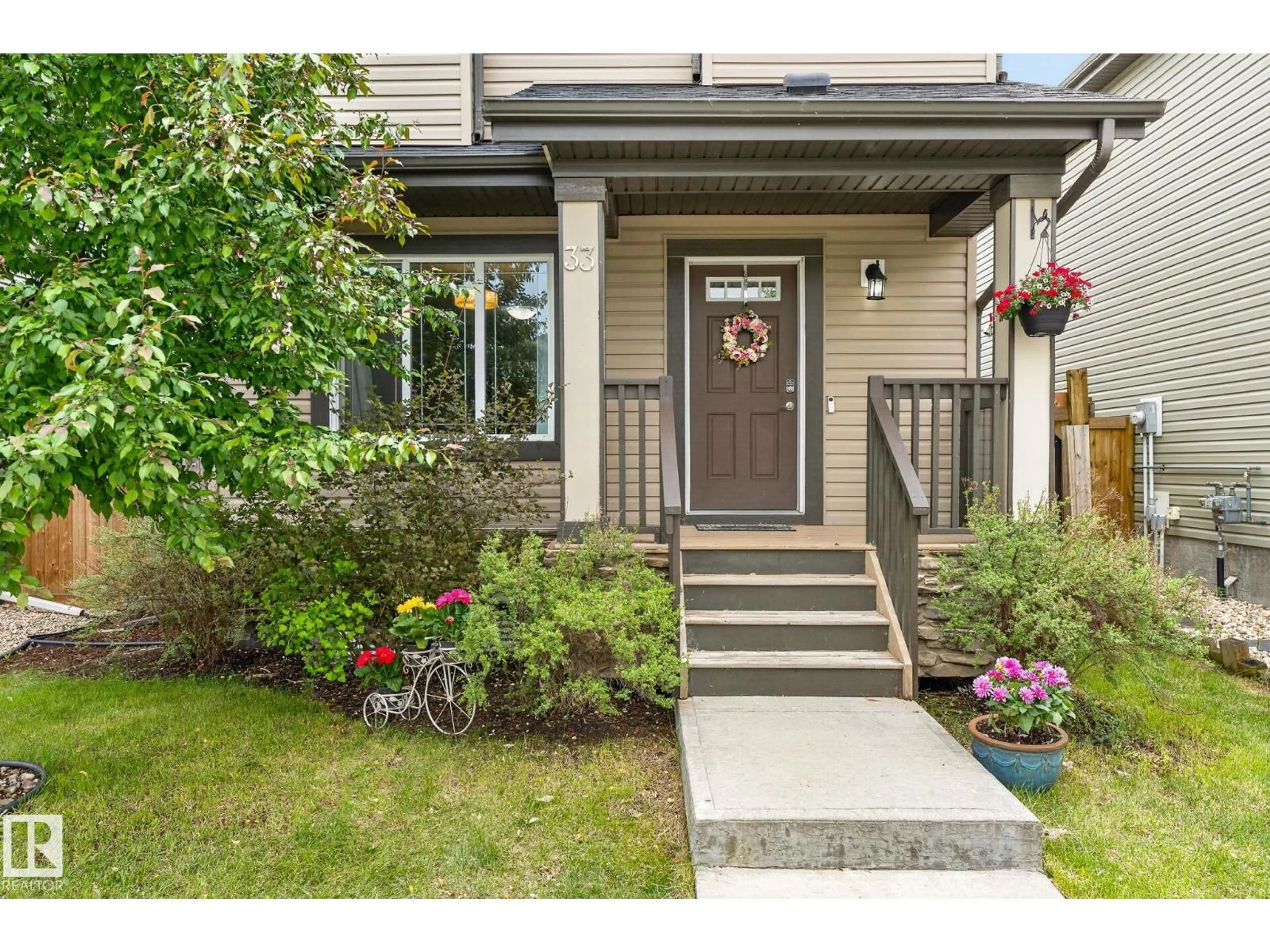 Indoor entryway for 33 DURRAND BN, Fort Saskatchewan Alberta T8L0N1