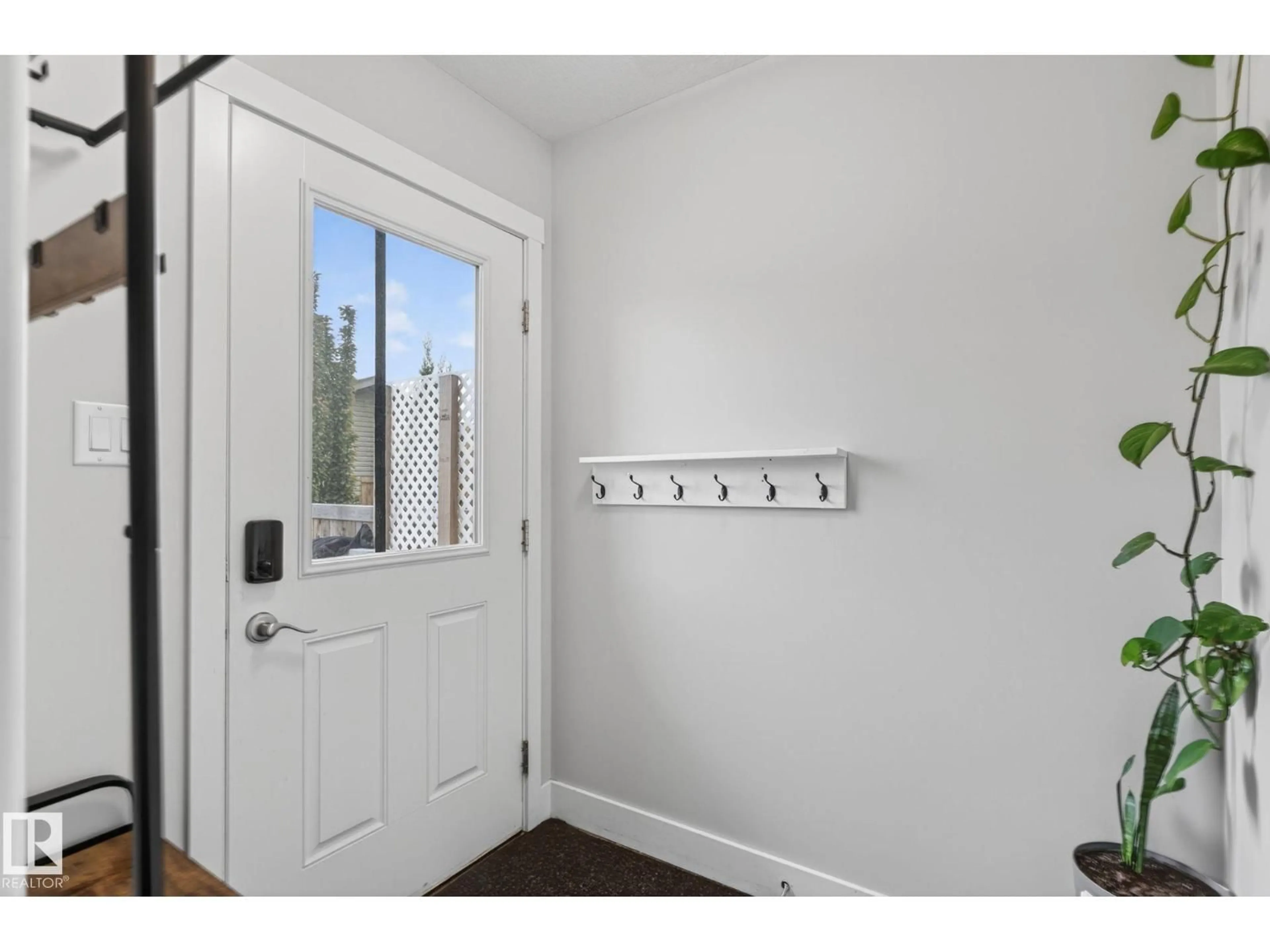 Indoor entryway for 33 DURRAND BN, Fort Saskatchewan Alberta T8L0N1
