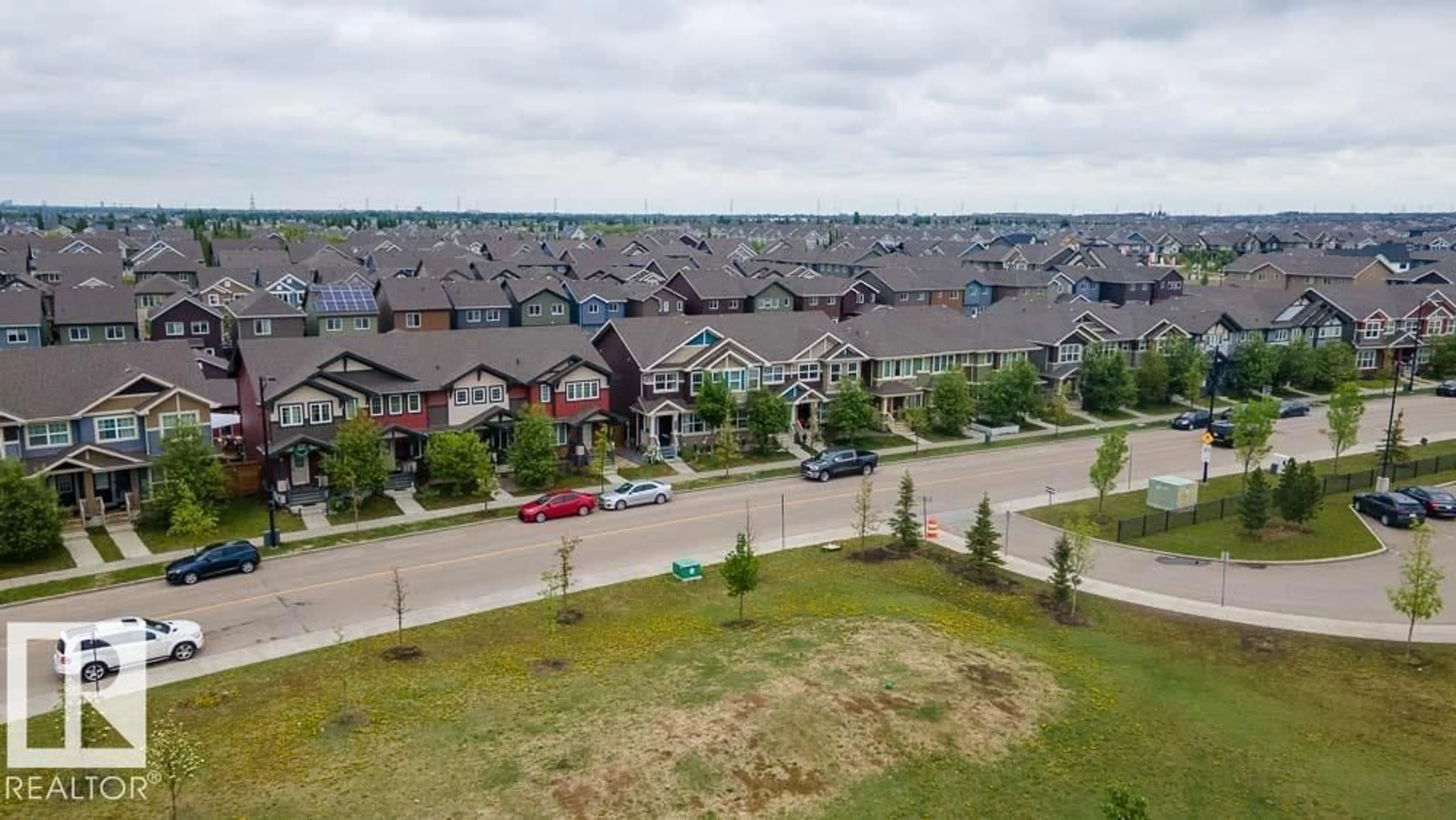 A pic from outside/outdoor area/front of a property/back of a property/a pic from drone, unknown for 405 ORCHARDS BV, Edmonton Alberta T6X2E1
