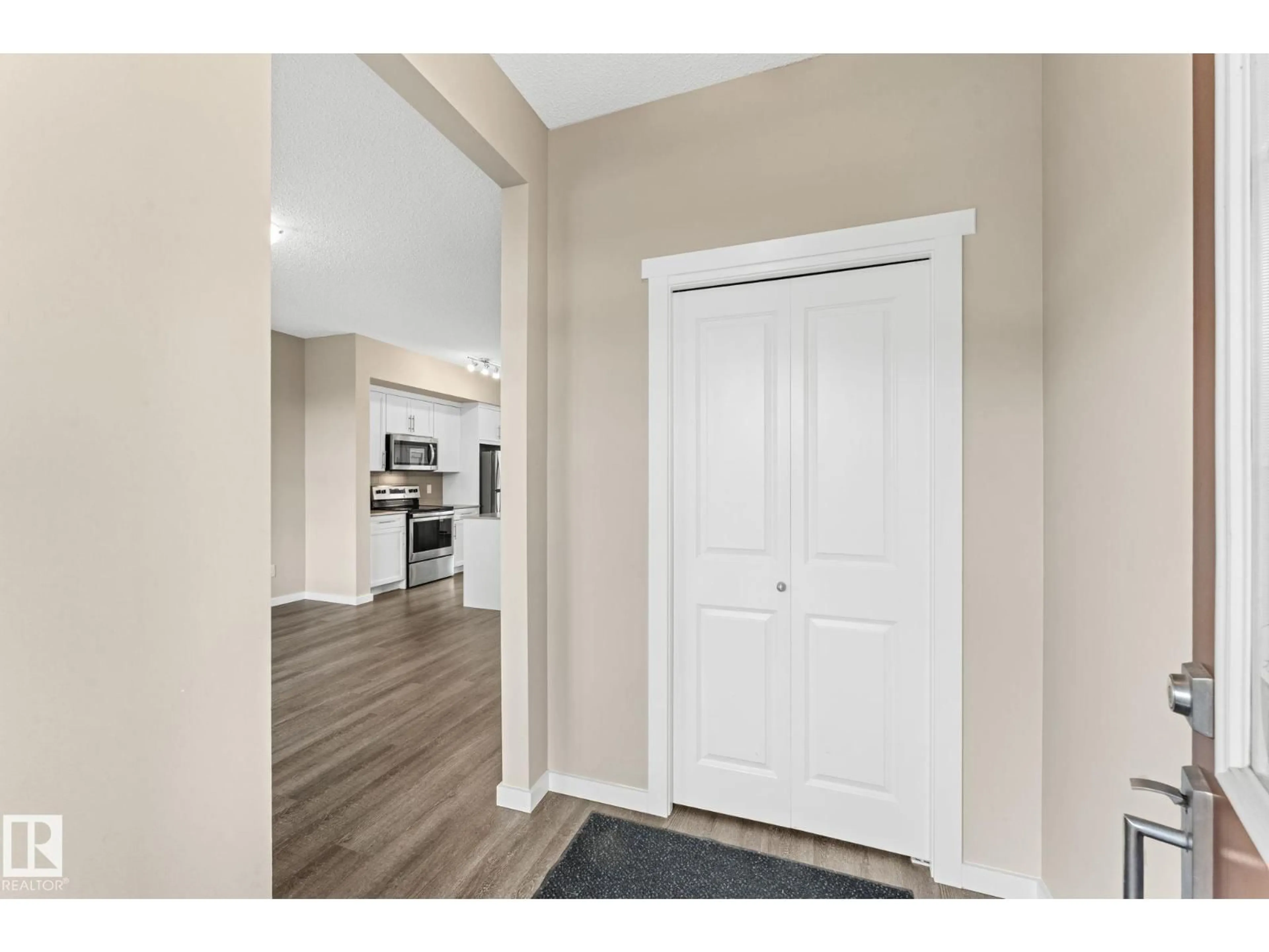 Indoor entryway for 2282 GLENRIDDING BV, Edmonton Alberta T6W3P5